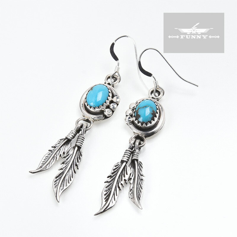 部族NAVAJO（ナバホ） 作者Annie Spencer 品名EARRING（イヤリング［ピアス］） 素材スターリングシルバー 石ターコイズ サイズ A.横幅：11mm C.全長：約54mm ●ご使用のブラウザによっては色の見え方が若干異なる場合がございます。 ●本製品は1点1点ハンドメイドのため、上記写真と発送する商品で、石の色味や配置、デザインが大きくは異なりませんが、若干異なる場合がございます。インディアンジュエリーの特性として予めご了承下さい。 ●石付きの商品に関しましては、本体への衝撃、曲げ歪み、水分を含むことが、石の割れ・欠け・石外れなどの原因になります。デリケートな商品ですのでお取り扱いに十分ご注意下さい。 ●シルバーに細かな傷・擦れが見られますが制作によるものですので予めご了承下さい。 ●インディアンジュエリーにはハンドメイド特有の歪みやずれがあるため、表示サイズには多少の誤差が生じる場合がございます。 ●ご使用とともに表面が黒く変色しますが、通常のお手入れはシルバークロスで軽く磨いて下さい。NATIVE AMERICAN HAND MADE JEWELRY NAVAJO Annie Spencer FEATHER EARRING WITH TURQUOISE ナバホ族 ターコイズ付き フェザー ピアス 本製品は、ナバホ族のアーティストであるAnnie Spencerによって制作されたフェザーピアスです。