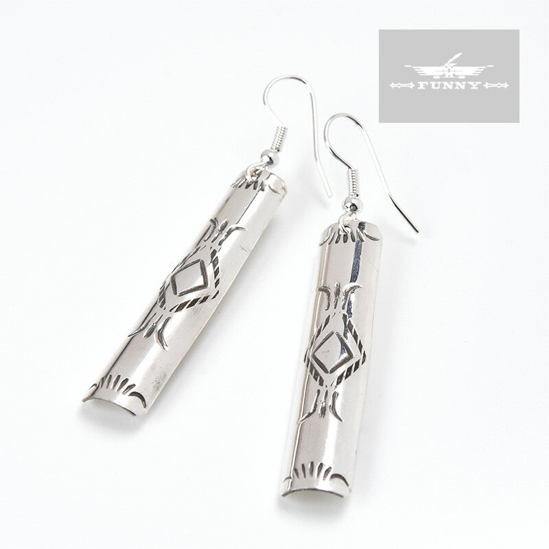 部族NAVAJO（ナバホ） 作者Nova Ashley 品名EARRING（イヤリング［ピアス］） 素材スターリングシルバー サイズ A.横幅：9mm C.全長：約61mm ●ご使用のブラウザによっては色の見え方が若干異なる場合がございます。 ●本製品は1点1点ハンドメイドのため、上記写真と発送する商品で、石の色味や配置、デザインが大きくは異なりませんが、若干異なる場合がございます。インディアンジュエリーの特性として予めご了承下さい。 ●シルバーに細かな傷・擦れが見られますが制作によるものですので予めご了承下さい。 ●インディアンジュエリーにはハンドメイド特有の歪みやずれがあるため、表示サイズには多少の誤差が生じる場合がございます。 ●ご使用とともに表面が黒く変色しますが、通常のお手入れはシルバークロスで軽く磨いて下さい。NATIVE AMERICAN HAND MADE JEWELRY NAVAJO Nova Ashley STAMP WORK EARRING ナバホ族 スタンプワーク ピアス 本製品は、ナバホ族のNova Ashleyによって制作されたピアスです。