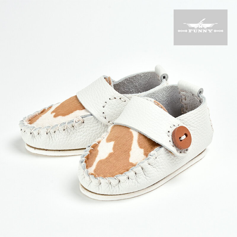 メーカー名FUNNY ORIGINAL（ファニー オリジナル）品名MOCCASIN／CHILD SLIP ON （モカシン／チャイルド スリップ・オン） 素材／カラーフロント：ヘアカーフ（牛皮革）／キャメル×ホワイト ベース：シュリンクレザー（牛皮革）／ホワイト ベルト：シュリンクレザー（牛皮革）／ホワイト レザーコンチョ：牛皮革／タン クレープソール：EVA／白、ゴム／白 パーキー：麻糸（蝋引き）／白 サイズ13cm 14cm 15cm ※モカシンのサイズは、甲の高さ、幅、革の種類によりフィット感が変わります。センチでの表記はあくまでもモデル毎においての一般的な目安として記載しております。 ●受注生産のため原則的に返品・交換（サイズ交換を含む）はお受けできません。予めご了承ください。 ●注文確定後、休業日を除く1ヶ月以内に発送致します。 ●ご使用のブラウザによっては色の見え方が若干異なる場合が御座いますので予めご了承ください。 ●モカシンのサイズは、甲の高さ、幅、革の種類によりフィット感が変わります。センチでの表記はあくまでもモデル毎においての一般的な目安として記載しております。 ●天然皮革を使用している為、同じ商品でも革質が多少異なります。 ●湿気やお使いいただく環境によってはモカシン本体やソールの経年変化に違いが生じます。 ●履き込むにつれて革は伸び、徐々に足に馴染んできますが、どうしても痛みを感じる場合は、長時間のご使用をお避けください。 ●皮革製品の特性上「色むら」「色落ち」が生じることがございます。水に濡れた場合や摩擦等により、靴下や他の衣類等に色移りすることがございます。特に濃色の革等は、ご注意ください。 ●甲の糸切れや、ソール交換など、お修理につきましては、お問合せください。 【注意】 通常販売商品とオーダーメイドモカシンをお求めの際は、それぞれ別の買い物かごでご注文ください。万一、通常販売商品とオーダーメイドモカシンを同じ買い物かごでご注文された場合は、オーダーメイドモカシンの発送日にまとめて同梱発送させていただきますので、予めご了承ください。注文確定後最大1ヶ月以内に発送！！MOCCASIN ONLINE STORE SELECT COLOR CHILD SLIP ON モカシン オンラインストアセレクトカラー チャイルド スリップ・オン FUNNYオリジナルモカシンは多数取り揃えている革の種類と色を組み合わせ、自分だけのオリジナル・モカシンを作れることも他では味わえない楽しみ方の一つです。 この度オンラインストアでも無限にある組み合わせの中から厳選した「ONLINE STORE SELECT COLOR」をご用意しました。オプションビーズの種類を選んでぜひオーダーメイドの楽しさを味わってください。 おしゃれパパ・ママに大好評のチャイルドモカシンは、長年の販売の中で、簡単に脱げてしまった！履かせにくい！などのユーザーのご意見を元に改良されてきた優れモノ。ファーストシューズのプレゼントとしても人気のアイテムです。 「Child Slip On（チャイルド・スリップ・オン）」は、簡単に脱ぎ履き出来るけれど、脱げ易いと言うことで、足の甲をストラップで確りホールド。マジックテープで脱ぎ履きしやすくパパ、ママにも大好評です。 ※在庫がない場合はオーダーをいただいてから最大1ヶ月お時間をいただくことになりますが、ぜひ出来上がりを楽しみにお待ちください。