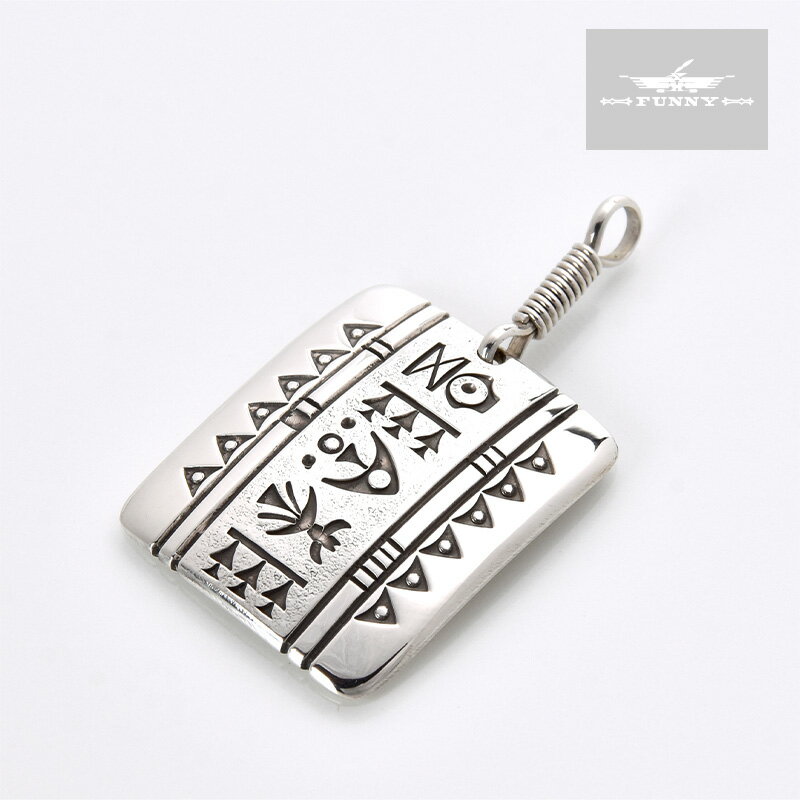 部族NAVAJO（ナバホ） 作者 Norbert Peshlakai （ノルバート・ぺシュラカイ） 品名PETROGLYPH SQUARE PENDANT 素材スターリングシルバー サイズA.横幅：23mm B.縦幅：28mm C.全長：43mm D.厚み：1mm 装着可能チェーン径：4mm ▼こちらからお好みのシルバーチェーンをご購入いただけます▼ ●ご使用のブラウザによっては色の見え方が若干異なる場合がございます。 ●本製品は1点1点ハンドメイドのため、上記写真と発送する商品で、石の色味やデザインが若干異なる場合がございますがインディアンジュエリーの特性として予めご了承下さい。 ●インディアンジュエリーにはハンドメイド特有の歪みやずれがあるため、表示サイズには多少の誤差が生じる場合がございます。 ●シルバーに細かな傷・擦れが見られますが製作によるものですので予めご了承下さい。 ●石付きの商品に関しましては、本体への衝撃、曲げ歪み、水分を含むことが、石の割れ・欠け・石外れなどの原因になります。デリケートな商品ですのでお取り扱いに十分ご注意下さい。 ●本製品は他店舗と在庫を共有しているため、ご注文を頂いた時点では在庫有りと表示されている商品でも、システム上のタイムラグや同一商品への注文集中により、ご注文後に在庫切れとなる場合がございます。ご注文後に在庫切れになった場合はご連絡後キャンセルとさせていただきますので予めご了承下さい。STAMPWORK WITH MODERN DESIGN NAVAJO Norbert Peshlakai PETROGLYPH SQUARE PENDANT ナバホ族 ノルバート・ぺシュラカイ ペトログリフ スクエアペンダント 1953年生まれのベテランアーティストである「Norbert Peshlakai（ノルバート・ぺシュラカイ）」 トラディショナルなイメージが強いスタンプワークの技法を、斬新なアイデアとデザインによりコンテンポラリージュエリーに昇華させた唯一の存在。 一見すると奇想天外なアイデアや古代インディアンの壁画や焼き物に描かれるミンバーデザイン（ウサギ、トンボ、魚、鹿など）のアイキャッチーな部分に注目が集まりますが、其の実、正確無比に打刻されるスタンプワークや製品の絶妙な曲線やテクスチャー、エッジの仕上がりなど、全て計算され尽した完璧な作品が高く評価され、多くの有名ギャラリーから絶大な信頼を得ています。 そのモダンアートとも言える彼の作品は、スタンプを自ら制作することに始まり、最後の仕上げに至るまで、自らの独自性を一点の曇りなく表現しています。 平らではなく表面が滑らかにカーブして立体的な仕上がりになっています。 本製品は彼ならではのアローやポッテリーモチーフのスタンプワークが施されたペンダントです。