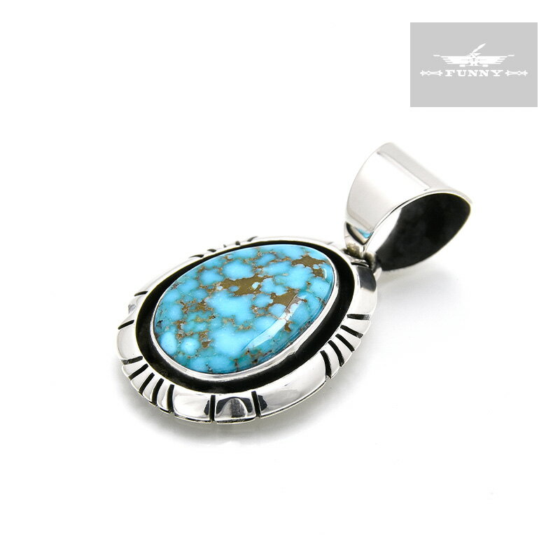 部族NAVAJO（ナバホ） 作者Kevin Ramone（ケビン・ラモーン） 品名PENDANT（ペンダント） 素材スターリングシルバー（925／1000） 石キングマンターコイズ サイズ A.横幅：19mm B.縦幅：23mm C.全長：33mm D.厚み：6mm 装着可能チェーン径：9mm ▼こちらからお好みのシルバーチェーンをお選びいただけます▼ ●本製品はハンドメイドによる1点ものです。上記写真の商品そのものを発送致しますが、ご使用のブラウザによっては色の見え方が若干異なる場合が御座いますので予めご了承下さい。 ●シルバーに細かな傷・擦れが見られますが製作によるものですので予めご了承下さい。 ●石付きの商品に関しましては、本体への衝撃、曲げ歪み、水分を含むことが、石の割れ・欠け・石外れなどの原因になります。デリケートな商品ですのでお取り扱いに十分ご注意下さい。 ●表記のサイズは測り方によって若干の誤差が生じます。NATIVE AMERICAN HAND MADE JEWELRY NAVAJO Kevin Ramone SHADOW BOX PENDANT With KINGMAN TURQUOISE ナバホ族 ケビン・ラモーン キングマンターコイズ付き シャドーボックス ペンダント 本製品は、ナバホ族のアーティスト、「Kevin Ramone（ケビン・ラモーン）」が制作したペンダントトップです。 石の魅力を活かしたシンプルなシャドーボックスのデザインで男女問わず様々なコーディネートに合わせていただけます。 【Kevin Ramone（ケビン・ラモーン）】 華やかで細かいスタンプワークと、身に着けやすいシンプルなデザインで、近年日本で非常に人気のあるアーティストです。伝統的なナバホ族のスタンプワークを継承した作品が人気の女性アーティスト、ジェネバ・ラモーンの息子でもあり、母から受け継いだ技術に自分の色をしっかり出した様々なジュエリーが男女問わず大変人気です。