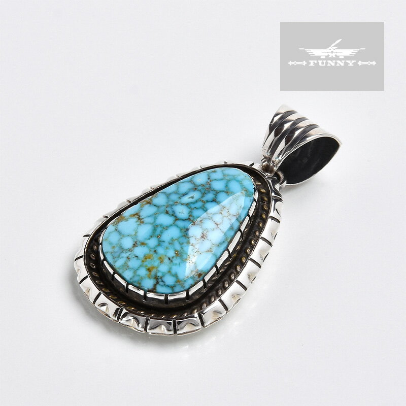 部族NAVAJO（ナバホ） 作者Kevin Ramone（ケビン・ラモーン） 品名PENDANT（ペンダント） 素材スターリングシルバー（925／1000） 石ターコイズ サイズ A.横幅：23mm B.縦幅：31mm C.全長：41mm D.厚み：7mm 装着可能チェーン径：8mm ▼こちらからお好みのシルバーチェーンをお選びいただけます▼ ●本製品はハンドメイドによる1点ものです。上記写真の商品そのものを発送致しますが、ご使用のブラウザによっては色の見え方が若干異なる場合が御座いますので予めご了承下さい。 ●シルバーに細かな傷・擦れが見られますが製作によるものですので予めご了承下さい。 ●石付きの商品に関しましては、本体への衝撃、曲げ歪み、水分を含むことが、石の割れ・欠け・石外れなどの原因になります。デリケートな商品ですのでお取り扱いに十分ご注意下さい。 ●表記のサイズは測り方によって若干の誤差が生じます。NATIVE AMERICAN HAND MADE JEWELRY NAVAJO Kevin Ramone SHADOW BOX PENDANT With TURQUOISE ナバホ族 ケビン・ラモーン ターコイズ付き シャドーボックス ペンダント 本製品は、ナバホ族のアーティスト、「Kevin Ramone（ケビン・ラモーン）」が制作したペンダントトップです。 石の魅力を活かしたシンプルなシャドーボックスのデザインで男女問わず様々なコーディネートに合わせていただけます。 【Kevin Ramone（ケビン・ラモーン）】 華やかで細かいスタンプワークと、身に着けやすいシンプルなデザインで、近年日本で非常に人気のあるアーティストです。伝統的なナバホ族のスタンプワークを継承した作品が人気の女性アーティスト、ジェネバ・ラモーンの息子でもあり、母から受け継いだ技術に自分の色をしっかり出した様々なジュエリーが男女問わず大変人気です。