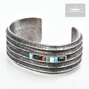 部族NAVAJO（ナバホ） 作者Harrison Jim（ハリソン・ジム） 品名BRACELET（ブレスレット） 素材スターリングシルバー 石ターコイズ コーラル アイボリー ジェット サイズ A.最大幅：約27mm B.内周　：約141mm C.内幅　：約62mm D.開口部：約32mm ●本製品はハンドメイドによる1点ものです。上記写真の商品そのものを発送致しますが、ご使用のブラウザによっては色の見え方が若干異なる場合が御座いますので予めご了承ください。 ●シルバーに細かな傷・擦れが見られますが製作によるものですので予めご了承ください。 ●ご使用とともに表面が黒く変色しますが、通常のお手入れはシルバークロスで軽く磨いてください。 ●ハンドメイドのため歪みやズレによって表記サイズと若干の誤差がある場合がございます。予めご了承ください。 ●石付きの商品に関しましては、本体への衝撃、曲げ歪み、水分を含むことが、石の割れ・欠け・石外れなどの原因になります。デリケートな商品ですのでお取り扱いに十分ご注意ください。 ●本製品はサイズを縮めたり、広げるなどの負荷をかけますと破損する恐れがございます。ご自身でのサイズ調整は行わないでください。ご注文の際は商品スペックをご参照の上、サイズがご不明な場合は当店までお問い合わせください。尚、ご自身でサイズ調整をされ破損した場合の返品・返金及び交換は一切お受けできませんので予めご了承ください。 ●本製品は他店舗と在庫を共有しているため、ご注文を頂いた時点では在庫有りと表示されている商品でも、システム上のタイムラグや同一商品への注文集中により、ご注文後に在庫切れとなる場合がございます。ご注文後に在庫切れになった場合はご連絡後キャンセルとさせていただきますので予めご了承ください。NATIVE AMERICAN HAND MADE JEWELRY NAVAJO Harrison Jim TUFA CAST BRACELET With MULTI GEM ナバホ族 ハリソン・ジム マルチストーン付き トゥファキャスト ブレスレット 伝統的な技法からコンテンポラリーな作品までこなすベテランアーティスト「Harrison Jim（ハリソン・ジム）」 祖父の影響でジュエリー制作を開始し、高校で本格的に学びました。 ナバホのオールドスタイルから精巧なインレイワークまで幅広い作品を手がけています。 本製品はトゥファストーンと呼ばれる石灰質の石にシルバーを流し込み成型する技術「トゥファキャスト」を用いて制作されています。