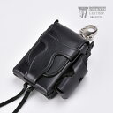 メーカー名WESTERN LEATHER（ウエスタンレザー） 品名CIGARETTE ＆ LIGHTER CASE（シガレット ＆ ライター ケース） 素材／カラーBLACK 本体：牛皮革／ブラック レース：牛皮革／ブラック パーツナスカン 素材：ダイカスト サイズ本体：W90 × H107（mm） 収納可能サイズ：レギュラーサイズのタバコ（H88×D23×W55（mm）） ※BICライター・レギュラーJ26（H82×D15×W25（mm））が収納可 【WESTERN LEATHER（ウエスタンレザー）】 FUNNYの初代工場長である大門秀一氏が1993年に立ち上げたオリジナルブランドです。 ウエスタンを自身のライフスタイルに取り入れ、ギア＝道具としてのレザーアイテムをとことん追求した製品群は、シンプルながらもギアとして完成された機能美を備え、ユーザー本位の使い勝手の良さを追及した物作りであることを実感させてくれます。 ファニーとの協業企画の中で独自のテイストを発揮するウエスタンレザーは、まさにアメリカン・ウエストの源流を体現するブランドです。 ●革の表面にしみ、汚れ、傷が付きやすく、また生前の傷や血筋が見られますが、これらを本来の革の性質、表情の一環として捉え、出来る限り大切に使用しています。味わい深い革と接して頂くための留意点としてご理解下さい。 ●本製品はオイルを多く含んでいるため、衣類や他のものへのオイル移りにご注意下さい。 ●ご使用のブラウザによっては色の見え方が若干異なる場合がございますので予めご了承下さい。 ●本製品は染色された製品ですので、色落ちが必ず生じます。衣類や他のものへの色移りには十分ご注意下さい。 ●本製品には、一方向からしか開閉しない特殊構造のワンウェイ・ドットスナップを使用しています。誤った使用により不具合が生まれる可能性がありますので、構造をお確かめの上ご使用下さい。Simply Durable Work Gear CIGARETTE ＆ LIGHTER CASE BLACK シガレット ＆ ライター ケース ブラック 本製品はタバコとライターを一緒に収納できる便利な携帯ケースです。 大門氏は、本体のケースを敢えて1枚の革のパーツを折り合わせて作ることで無駄な革の重なりをなくし、スッキリとしたフォルムと共に出し入れにおいてもスムーズな構造を実現しました。 また、ミシン縫製ではなく両サイドをレザーのレースで留め、ライターケースとフラップを差し込むT字のパーツも本体と一緒にレースで固定するなど、随所に工夫が凝らされた大門氏ならではのユニークなデザインと構造が魅力です。 その他にもギア要素が色濃いデザインからナスカンもそれに合わせたものを使用し、ループを通す部分の金具もリング型にすることで、レザーと金具にかかる負荷を分散し、耐久性にも富んだ別注仕様となっています。 本製品で使用している牛皮革は、大門氏の手によって加脂、染色が施された皮革で、一見最も単純な色と捉えられがちな黒は、染色において簡単そうで実は最も難しく、使用とともに色むらが出たり退色によって変色してしまうため、何度も重ねて丹念に塗り込まれています。