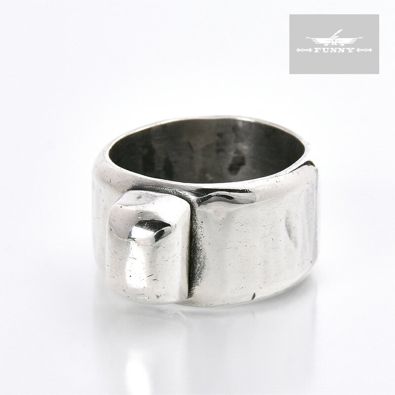 部族NAVAJO（ナバホ） 品名RING（リング） 素材スターリングシルバー サイズ 20号 A.横幅：8mm B.縦幅：11mm C.幅　：13mm D.厚み：7mm ●本製品はハンドメイドによる1点ものです。上記写真の商品そのものを発送致しますが、ご使用のブラウザによっては色の見え方が若干異なる場合が御座いますので予めご了承下さい。 ●シルバーに細かな傷・擦れが見られますが制作によるものですので予めご了承下さい。 ●インディアンジュエリーにはハンドメイド特有の歪みやずれがあるため、表示サイズには多少の誤差が生じる場合がございます。 ● ご使用とともに表面が黒く変色しますが、通常のお手入れはシルバークロスで軽く磨いて下さい。NATIVE AMERICAN HAND MADE JEWELRY NAVAJO MIRROR FINISH RING ナバホ族 ミラーフィニッシュ リング 20号 本製品は、ナバホ族のアーティストによって制作されたリングです。 全体が鏡面仕上げになっておりなめらかな手触りです。