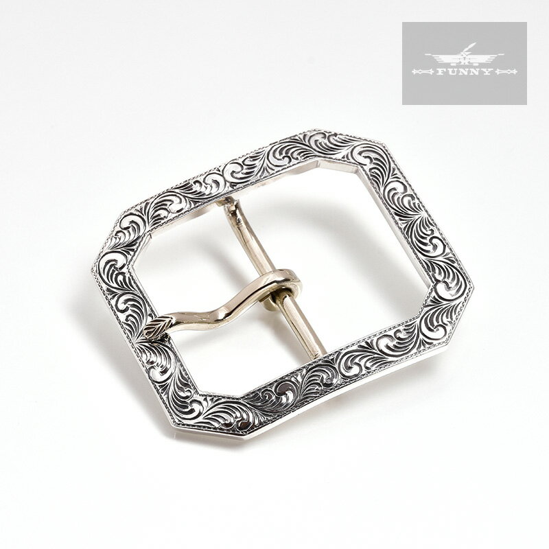 メーカー名 FUNNY ORIGINAL（ファニー オリジナル） 品名 1.5 INCH CLASSIC GARRISON BUCKLE（1.5インチ クラシック ギャリソン バックル） 素材スターリングシルバー（925／1000） サイズ 本体：W60 × H52（mm） 装着可能ベルト幅：1.5インチ（38mm） ▼その他ギャリソンバックルのラインナップ ●バックルの種類によってサイズ感が変わります。装着穴からピンまでの距離が変わるのでベルトを選ぶ際やお持ちのベルトに装着する際にはサイズにご注意下さい。詳しくは商品画像をご確認下さい。ご不明な場合は当店までお問い合わせ下さい。 ●本製品はシルバーの成型から一貫して手作業で製作しているため、表記のサイズとは数ミリの誤差が生じます。●ハンドエングレーブは全て手作業で行われています。できる限り同じデザインで製作しておりますが厳密には1点1点異なります。商品写真とお送りする商品は多少異なリます。 ●本製品はイブシ仕上げを施しているため1点1点イブシ具合が異なります。 ●ご使用のブラウザによっては色の見え方が若干異なる場合がございます。 ●当社製品を本来の用途以外にご使用されたり、ご自身での改造等をされた場合、製品本来の性能を損なう恐れがあり、破損・事故等を招く原因にもなりかねませんので、そのようなご使用はお避け下さい。 ● ご使用とともに表面が黒く変色しますが、通常のお手入れはシルバークロスで軽く磨いて下さい。 ●使用している貴金属素材の価格変動により、止む無く販売価格を変更する場合がございます。予めご了承下さい。 ●商品画像に使用しているベルトは装着イメージ用です。バックル単品の販売ですのでご注意下さい。 ●本製品は他店舗と在庫を共有しているため、ご注文を頂いた時点では在庫有りと表示されている商品でも、システム上のタイムラグや同一商品への注文集中により、ご注文後に在庫切れとなる場合がございます。ご注文後に在庫切れになった場合はご連絡後キャンセルとさせていただきますので予めご了承下さい。美しく煌めくラインは受け継がれた伝統によってのみ描かれる1.5 INCH CLASSIC GARRISON BUCKLE 1.5 インチ クラシック ギャリソン バックル メキシコの工房で製作されるFUNNY ORIGINAL HAND ENGRAVED JEWELRY 高いクオリティーを維持する為、伝統的なカウボーイの技術を継承する職人による少量生産を基本とし、素材作りから一貫して手作業で製作されるこだわりのモノ作りが最大の特徴です。 細部までこだわったデザインや適度な重量感、繊細なエングレーブからなるその美しい輝きは、老舗バックルメーカーとは一線を画す独自のスタイルを確立しています。 本アイテムは、オールドスタイルのガンベルトに使われてきたクラシカルなギャリソンバックルからインスパイアされています。 アメリカのバックルメーカーではシルバー製のギャリソンバックルはあまり多く出回っておりませんが、FUNNYでは人気の高いギャリソンベルトにハイエンドなギャリソンバックルをご選択いただけるようラインナップしています。 1.5インチ幅のベルトに装着できる横長のスクエア型で細身なバックルですが、隙間なく施されたハンドエングレーブが、その存在感をさり気なく演出してくれます。