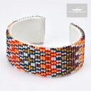 部族 NAVAJO（ナバホ） 品名 BRACELET（ブレスレット） 素材 ビーズ本革 サイズ A.幅：約27mm B.内周：約147mm ※サイズ調整可能 ●ご使用のブラウザによっては色の見え方が若干異なる場合がございます。●本製品は1点1点ハンドメイドのため、上記写真と発送する商品で、石の色味や配置、デザインが大きくは異なりませんが、若干異なる場合がございます。インディアンジュエリーの特性として予めご了承下さい。●インディアンジュエリーにはハンドメイド特有の歪みやずれがあるため、表示サイズには多少の誤差が生じる場合がございます。 ●本体への衝撃、曲げ歪みによってビーズの割れ・欠け・ほつれなどの原因になります。デリケートな商品ですのでお取り扱いに十分ご注意下さい。 ●本製品はサイズを縮めたり、広げるなどの負荷をかけますと破損する恐れがございます。ご自身でのサイズ調整は行わないで下さい。ご注文の際は商品スペックをご参照の上、サイズがご不明な場合は当店までお問い合わせ下さい。尚、ご自身でサイズ調整をされ破損した場合の返品・返金及び交換は一切お受けできませんので予めご了承下さい。NATIVE AMERICAN HAND MADE JEWELRY NAVAJO BEADS WORK BRACELET ナバホ族 ビーズワーク ブレスレット 本製品は、ナバホ族のアーティストによって制作されたブレスレットです。 細かなビーズワークで華やかなデザイン施されております。 サイズ調整も可能なのでご自身の腕に合わせて着用いただけます。