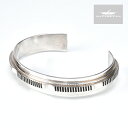 部族NAVAJO（ナバホ） 作者Leonard Nez（レオナルド・ネズ） 品名BRACELET（ブレスレット） 素材スターリングシルバー サイズ A.幅　：約11mm B.内周：約139mm C.内幅：約61mm D.開口部：約33mm ●ご使用のブラウザによっては色の見え方が若干異なる場合がございます。●本製品は1点1点ハンドメイドのため、上記写真と発送する商品で、石の色味や配置、デザインが大きくは異なりませんが、若干異なる場合がございます。インディアンジュエリーの特性として予めご了承下さい。 ●シルバーに細かな傷・擦れが見られますが制作によるものですので予めご了承下さい。 ●インディアンジュエリーにはハンドメイド特有の歪みやずれがあるため、表示サイズには多少の誤差が生じる場合がございます。 ●本製品はサイズを縮めたり、広げるなどの負荷をかけますと破損する恐れがございます。ご自身でのサイズ調整は行わないで下さい。ご注文の際は商品スペックをご参照の上、サイズがご不明な場合は当店までお問い合わせ下さい。尚、ご自身でサイズ調整をされ破損した場合の返品・返金及び交換は一切お受けできませんので予めご了承下さい。NATIVE AMERICAN HAND MADE JEWELRY NAVAJO Leonard Nez BRACELET ナバホ族 レオナルド・ネズ ブレスレット 本製品は、ナバホ族のアーティスト「Leonard Nez（レオナルド・ネズ）」によって制作されたブレスレットです。 シンプルで立体感のあるデザインです。