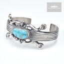 部族NAVAJO（ナバホ） 作者Harrison Bitsui 品名BRACELET（ブレスレット） 素材スターリングシルバー 素材キングマン ターコイズ サイズ A.幅　：約34mm B.内周：約152mm C.内幅：約62mm D.開口部：約30mm ●本製品はハンドメイドによる1点ものです。上記写真の商品そのものを発送致しますが、ご使用のブラウザによっては色の見え方が若干異なる場合が御座いますので予めご了承下さい。 ●石付きの商品に関しましては、本体への衝撃、曲げ歪み、水分を含むことが、石の割れ・欠け・石外れなどの原因になります。デリケートな商品ですのでお取り扱いに十分ご注意下さい。 ●シルバーに細かな傷・擦れが見られますが制作によるものですので予めご了承下さい。 ●インディアンジュエリーにはハンドメイド特有の歪みやずれがあるため、表示サイズには多少の誤差が生じる場合がございます。 ●本製品はサイズを縮めたり、広げるなどの負荷をかけますと破損する恐れがございます。ご自身でのサイズ調整は行わないで下さい。ご注文の際は商品スペックをご参照の上、サイズがご不明な場合は当店までお問い合わせ下さい。尚、ご自身でサイズ調整をされ破損した場合の返品・返金及び交換は一切お受けできませんので予めご了承下さい。NATIVE AMERICAN HAND MADE JEWELRY NAVAJO CASTING BRACELET With KINGMAN TURQUOISE ナバホ族 キングマン ターコイズ付き キャストブレスレット 本製品は、ナバホ族のアーティストによって制作されたブレスレットです。 キャスティング（鋳造）技法で滑らかな曲線デザインが表現されております。