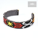 部族 NAVAJO（ナバホ） 品名 BRACELET（ブレスレット） 素材 ビーズ本革 サイズ A.幅　：約15mm B.内周：約150mm ※サイズ調整可能 ●本製品はハンドメイドによる1点ものです。上記写真の商品そのものを発送致しますが、ご使用のブラウザによっては色の見え方が若干異なる場合が御座いますので予めご了承下さい。 ●インディアンジュエリーにはハンドメイド特有の歪みやずれがあるため、表示サイズには多少の誤差が生じる場合がございます。 ●本体への衝撃、曲げ歪みによってビーズの割れ・欠け・ほつれなどの原因になります。デリケートな商品ですのでお取り扱いに十分ご注意下さい。 ●本製品はサイズを縮めたり、広げるなどの負荷をかけますと破損する恐れがございます。ご自身でのサイズ調整は行わないで下さい。ご注文の際は商品スペックをご参照の上、サイズがご不明な場合は当店までお問い合わせ下さい。尚、ご自身でサイズ調整をされ破損した場合の返品・返金及び交換は一切お受けできませんので予めご了承下さい。NATIVE AMERICAN HAND MADE JEWELRY NAVAJO BEADS WORK BRACELET ナバホ族 ビーズワーク ブレスレット 本製品は、ナバホ族のアーティストによって制作されたブレスレットです。 細かなビーズワークで華やかなデザイン施されております。 サイズ調整も可能なのでご自身の腕に合わせて着用いただけます。