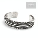 部族NAVAJO（ナバホ） 作者Elvira Bill（エルヴィラ・ビル） 品名BRACELET（ブレスレット） 素材スターリングシルバー サイズ A.幅　：約15mm B.内周：約128mm C.内幅：約56mm D.開口部：約27mm ●本製品はハンドメイドによる1点ものです。上記写真の商品そのものを発送致しますが、ご使用のブラウザによっては色の見え方が若干異なる場合が御座いますので予めご了承下さい。 ●石付きの商品に関しましては、本体への衝撃、曲げ歪み、水分を含むことが、石の割れ・欠け・石外れなどの原因になります。デリケートな商品ですのでお取り扱いに十分ご注意下さい。 ●シルバーに細かな傷・擦れが見られますが制作によるものですので予めご了承下さい。 ●インディアンジュエリーにはハンドメイド特有の歪みやずれがあるため、表示サイズには多少の誤差が生じる場合がございます。 ●本製品はサイズを縮めたり、広げるなどの負荷をかけますと破損する恐れがございます。ご自身でのサイズ調整は行わないで下さい。ご注文の際は商品スペックをご参照の上、サイズがご不明な場合は当店までお問い合わせ下さい。尚、ご自身でサイズ調整をされ破損した場合の返品・返金及び交換は一切お受けできませんので予めご了承下さい。NATIVE AMERICAN HAND MADE JEWELRY NAVAJO Elvira Bill STAMPWORK BRACELET ナバホ族 エルヴィラ・ビル スタンプワーク ブレスレット 本製品は、ナバホ族の女性アーティストであるElvira Bill（エルヴィラ・ビル）によって制作されたブレスレットです。 2枚重ねた厚みのあるシルバーに女性でありながら力強いスタンプワークが施されています。