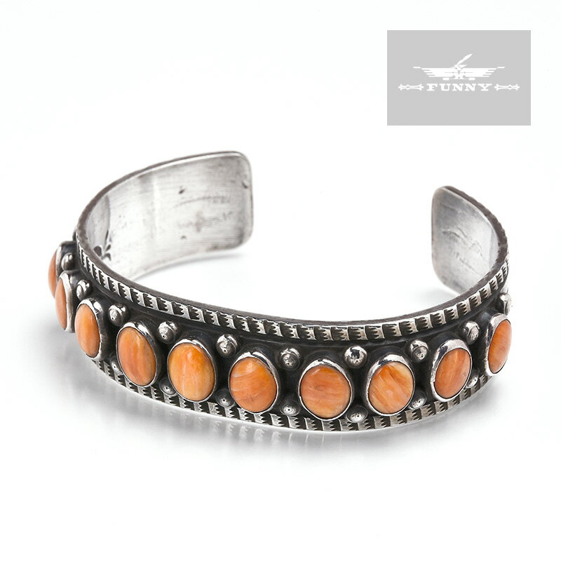 部族NAVAJO（ナバホ） 作者Paul J Begay 品名BRACELET（ブレスレット） 素材スターリングシルバー 素材スパイニーオイスター サイズ A.最大幅：約17mm B.内周：約148mm C.内幅：約61mm D.開口部：約30mm ●本製品はハンドメイドによる1点ものです。上記写真の商品そのものを発送致しますが、ご使用のブラウザによっては色の見え方が若干異なる場合が御座いますので予めご了承下さい。 ●石付きの商品に関しましては、本体への衝撃、曲げ歪み、水分を含むことが、石の割れ・欠け・石外れなどの原因になります。デリケートな商品ですのでお取り扱いに十分ご注意下さい。 ●シルバーに細かな傷・擦れが見られますが制作によるものですので予めご了承下さい。 ●インディアンジュエリーにはハンドメイド特有の歪みやずれがあるため、表示サイズには多少の誤差が生じる場合がございます。 ●本製品はサイズを縮めたり、広げるなどの負荷をかけますと破損する恐れがございます。ご自身でのサイズ調整は行わないで下さい。ご注文の際は商品スペックをご参照の上、サイズがご不明な場合は当店までお問い合わせ下さい。尚、ご自身でサイズ調整をされ破損した場合の返品・返金及び交換は一切お受けできませんので予めご了承下さい。NATIVE AMERICAN HAND MADE JEWELRY NAVAJO Paul J Begay SPINYOYSTER BRACELET ナバホ族 スパイニーオイスター付き ブレスレット 本製品は、ナバホ族のアーティストであるPaul J Begayによって制作されたブレスレットです。 石にはスパイニーオイスターを使用しています。