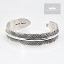 部族NAVAJO（ナバホ） 作者John Nelson 品名BRACELET（ブレスレット） 素材スターリングシルバー サイズ Sサイズ A.幅：約13mm B.内周：約140mm C.内幅：約56.5mm D.開口部：約21mm Mサイズ A.幅：約13mm B.内周：約150mm C.内幅：約62mm D.開口部：約23mm ●ご使用のブラウザによっては色の見え方が若干異なる場合がございます。 ●本製品は1点1点ハンドメイドのため、上記写真と発送する商品で、石の色味や配置、デザインが大きくは異なりませんが、若干異なる場合がございます。インディアンジュエリーの特性として予めご了承下さい。 ●シルバーに細かな傷・擦れが見られますが制作によるものですので予めご了承下さい。 ●インディアンジュエリーにはハンドメイド特有の歪みやずれがあるため、表示サイズには多少の誤差が生じる場合がございます。 ●本製品はサイズを縮めたり、広げるなどの負荷をかけますと破損する恐れがございます。ご自身でのサイズ調整は行わないで下さい。ご注文の際は商品スペックをご参照の上、サイズがご不明な場合は当店までお問い合わせ下さい。尚、ご自身でサイズ調整をされ破損した場合の返品・返金及び交換は一切お受けできませんので予めご了承下さい。NATIVE AMERICAN HAND MADE JEWELRY NAVAJO John Nelson FEATHER BRACELET ナバホ族 フェザー ブレスレット 本製品は、ナバホ族のアーティストであるJohn Nelsonによって制作されたフェザーのブレスレットです。 細部まで細やかな美しい仕上がりになっています。 シンプルなデザインで様々なコーディネートに合わせていただけます。