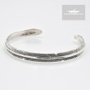 部族NAVAJO（ナバホ） 作者John Nelson 品名BRACELET（ブレスレット） 素材スターリングシルバー サイズ Sサイズ A.幅　：約7mm B.内周：約140mm C.内幅：約55mm D.開口部：約22mm Mサイズ A.幅　：約7mm B.内周：約150mm C.内幅：約62mm D.開口部：約25mm ●ご使用のブラウザによっては色の見え方が若干異なる場合がございます。 ●本製品は1点1点ハンドメイドのため、上記写真と発送する商品で、石の色味や配置、デザインが大きくは異なりませんが、若干異なる場合がございます。インディアンジュエリーの特性として予めご了承下さい。 ●シルバーに細かな傷・擦れが見られますが制作によるものですので予めご了承下さい。 ●インディアンジュエリーにはハンドメイド特有の歪みやずれがあるため、表示サイズには多少の誤差が生じる場合がございます。 ●本製品はサイズを縮めたり、広げるなどの負荷をかけますと破損する恐れがございます。ご自身でのサイズ調整は行わないで下さい。ご注文の際は商品スペックをご参照の上、サイズがご不明な場合は当店までお問い合わせ下さい。尚、ご自身でサイズ調整をされ破損した場合の返品・返金及び交換は一切お受けできませんので予めご了承下さい。NATIVE AMERICAN HAND MADE JEWELRY NAVAJO John Nelson FEATHER BRACELET ナバホ族 フェザー ブレスレット 本製品は、ナバホ族のアーティストであるJohn Nelsonによって制作されたフェザーのブレスレットです。 細部まで細やかな美しい仕上がりになっています。 シンプルなデザインで様々なコーディネートに合わせていただけます。