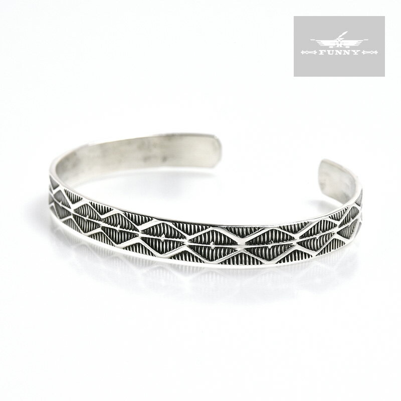 部族 NAVAJO（ナバホ） 作者 Henry Mariano（ヘンリー・マリアーノ） 品名 BRACELET（ブレスレット） 素材 スターリングシルバー（925／1000） サイズ A.幅：約7mm B.内周：約140mm C.内幅：約57mm D.開口部：約24mm ●本製品はハンドメイドによる1点ものです。商品写真のデザインとほぼ同じですが厳密には多少異なる場合がございます。 ●ご使用のブラウザによっては色の見え方が若干異なる場合がございます。 ●シルバーに細かな傷・擦れが見られますが制作によるものですので予めご了承下さい。 ●石付きの商品に関しましては、本体への衝撃、曲げ歪み、水分を含むことが、石の割れ・欠け・石外れなどの原因になります。デリケートな商品ですのでお取り扱いに十分ご注意下さい。NATIVE AMERICAN HAND MADE JEWELRY NAVAJO Henry Mariano STAMP WORK BRACELET ナバホ族 ヘンリー・マリアーノ スタンプワーク ブレスレット 本製品は、ナバホ族のアーティスト「Henry Mariano（ヘンリー・マリアーノ）」によって制作されたブレスレットです。 繊細なスタンプワークが施されています。