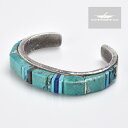 部族NAVAJO（ナバホ） 作者Lester James（レスター・ジェームス） 品名BRACELET（ブレスレット） 素材スターリングシルバー（925／1000） 石ターコイズ ラピスラズリ サイズ幅：11mm 内周：約133mm 内幅：約60mm 開口部：約30mm ●本製品はハンドメイドによる1点ものです。上記写真の商品そのものを発送致しますが、ご使用のブラウザによっては色の見え方が若干異なる場合が御座いますので予めご了承下さい。 ●シルバーに細かな傷・擦れが見られますが製作によるものですので予めご了承下さい。 ●石付きの商品に関しましては、本体への衝撃、曲げ歪み、水分を含むことが、石の割れ・欠け・石外れなどの原因になります。デリケートな商品ですのでお取り扱いに十分ご注意下さい。NATIVE AMERICAN HAND MADE JEWELRY NAVAJO Lester James TURQUOISE INLAY BRACELET ナバホ族 レスター・ジェームス ターコイズ付き インレイ ブレスレット 1972年生まれのナバホ族のアーティスト「Lester James（レスター・ジェームス）」 叔母の影響でジュエリー制作を始め、インレイ作品で受賞しています。