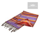 メーカー名El Paso Saddleblanket （エルパソ・サドルブランケット） 品名Southwest Style Scarves（サウスウエストスタイル スカーフ） 素材アクリル70％　ポリエステル30％ サイズ約30cm×約182cm ※フリンジ除く フリンジ長さ：約10cm ●ご使用のブラウザによっては色の見え方が若干異なる場合がございますので予めご了承下さい。 ●柄のズレや形に歪みが生じる場合がございます。 ●水濡れ・摩擦等により、色落ちが発生するおそれがありますのでご注意ください。ALL ABOUT SOUTHWESTERN DESIGN El Paso Saddleblanket Southwest Style Scarvesエルパソサドルブランケット サウスウエストスタイル スカーフ アメリカ・テキサス州、エルパソで1970年に創業の「El Paso Saddle Blanket（エルパソ・サドルブランケット）」 サドルブランケットとは、本来馬具として馬と鞍の間に挟みこむアイテムとして使用され、屋外での防寒、敷物としても重宝されてきました。 現在も手織りにこだわったリーズナブルなブランケットを提供し、色彩豊かなサウスウエスト・デザインを基調にアイテムにも広がりをみせています。 温かみある素材や柄粋が、エキゾチックなインテリアのアクセントとして多種多様な用途に使えることから、幅広い業界で人気のブランケットメーカーです。 本製品は鮮やかな新色の超微細アクリル素材が組み込まれており、とっても柔らかくて肌触りの良いスカーフです。 両面がクラシックなサウスウェストデザインで仕上げられています。