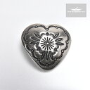 メーカー名Blackhawk Trading Co.（ブラックホークトレーディング） 品名HEART SHAPED CONCHO ／LOOP（スタンプワーク ハート型コンチョ／ループ） 品番QB-111 素材ジャーマンシルバー サイズ本体：直径31mm ループ径：約5mm ●ご使用のブラウザによっては色の見え方が若干異なる場合が御座いますので予めご了承下さい。Blackhawk Trading Co. HEART SHAPED CONCHO - LOOP スタンプワーク ハート型 コンチョ ループタイプ "QB-111" 1984年にアメリカ・コロラド州で創業した「Blackhawk Trading Co.（ブラックホークトレーディング社）」はサウスウエスト製品には欠かせないコンチョ（ボタン）をオリジナルデザインで多数展開しています。 財布や鞄、ベルトなどに幅広く装着していただけます。 革ひもなどで取りつけて下さい。