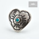 メーカー名Blackhawk Trading Co.（ブラックホークトレーディング） 品名HEART SHAPED CONCHO Add Faux TURQUOISE ／LOOP（イミテーションターコイズ付き ハート型コンチョ／ループ） 品番QB-111 素材ジャーマンシルバーイミテーションターコイズ サイズ本体：直径31mm ループ径：約5mm ●ご使用のブラウザによっては色の見え方が若干異なる場合が御座いますので予めご了承下さい。Blackhawk Trading Co. HEART SHAPED STAMPWORK CONCHO Add Faux TURQUOISE - LOOP ハートシェイプ イミテーションターコイズ付き スタンプワーク コンチョ ループタイプ "QB-111" 1984年にアメリカ・コロラド州で創業した「Blackhawk Trading Co.（ブラックホークトレーディング社）」はサウスウエスト製品には欠かせないコンチョ（ボタン）をオリジナルデザインで多数展開しています。 財布や鞄、ベルトなどに幅広く装着していただけます。 革ひもなどで取りつけて下さい。