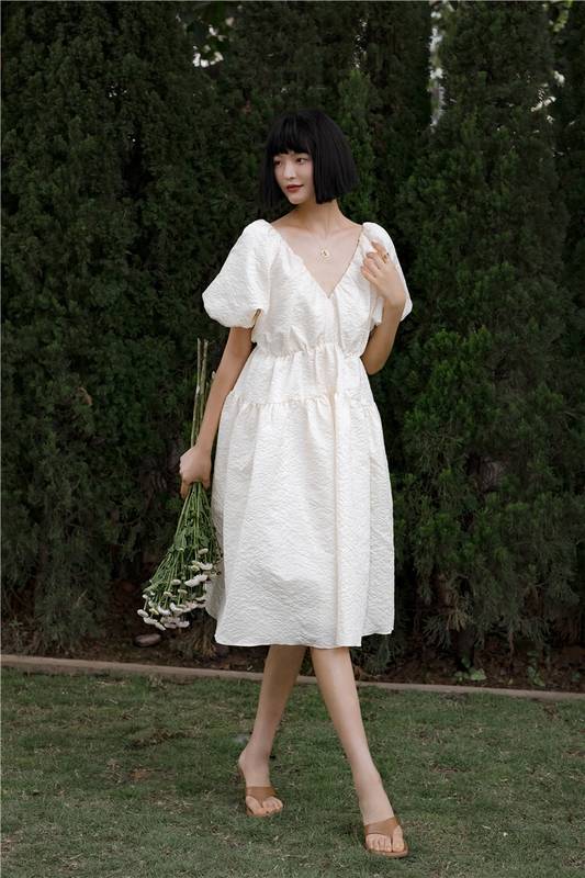 ティアード ワンピース 2色 送料無料 オフショルダー ミディアム丈 ひざ丈 バックオープン パフスリーブ バルーンスリーブ しわ加工 Vネック デコルテ 半袖 ランタンスリーブ ボリューム袖 しわ加工 白 黒 ホワイト ブラック S M L