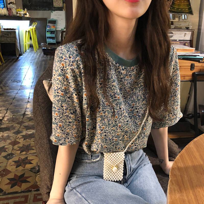 花柄 トップス 送料無料 プルオーバー カットソー Tシャツ クルーネック 半袖 パイピング フィッテッドスリーブ タイト 伸縮性 フィット感 大人可愛い 小花柄 フラワー 大人女子 ガーリー キュート フェミニン カジュアル 緑 グリーン