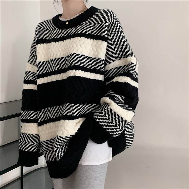 存在感抜群のざっくりニット。シンプルカラーで着回し易い。色展開 ブラック × ホワイトサイズ S M L XL 2XL 3XLサイズ(cm)S /着丈 67M /着丈 67L /着丈 68XL /着丈 682XL /着丈 693XL /着丈 69《商品について》※当ショップは海外からのノーブランド商品になります。海外製品のため日本商品に比べ品質が劣る場合がございます。糸のほつれ、多少の汚れやシミ、ファスナーが固い、デザインの若干の違いなどは不良品には該当しませんのでご了承ください。お手持ちの携帯やPCの画面設定の影響により、実物と色味が異なって見える場合がございます。※当ショップはお客様より注文を確認した上でメーカーに発注しておりますので返品、交換は出来かねます。ご了承下さいませ。《発送について》お取り寄せ商品のため、ご入金確認後、お届けまでに「10-24日程度」のお時間がかかります。通常よりもお時間がかかってしまう場合もございます。欠品や商品の不具合などにより、商品をお届けすることができず、ご注文をキャンセルさせていただく場合もございますのでご了承ください。※当ショップの商品はお取り寄せ商品につき、入金確認後メーカーへ発注させて頂きます。※メーカーにて在庫切れの場合は、速やかに返金させて頂きます。《返品についての特約に関する事項》ご注文確定後、発注後のキャンセルやサイズなどの内容変更は承っておりません。注文時によくご確認ください商品に欠陥がある場合を除き、基本的には返品や交換には応じません。最後までご覧くださり、ありがとうございました。OW10187 《商品について》 ※当ショップは海外からのノーブランド商品になります。 海外製品のため日本商品に比べ品質が劣る場合がございます。 糸のほつれ、多少の汚れやシミ、ファスナーが固い、デザインの若干の違いなどは不良品には該当しませんのでご了承ください。 お手持ちの携帯やPCの画面設定の影響により、実物と色味が異なって見える場合がございます。 ※当ショップはお客様より注文を確認した上でメーカーに発注しておりますので返品、交換は出来かねます。ご了承下さいませ。 《発送について》 お取り寄せ商品のため、ご入金確認後、お届けまでに「10-24日程度」のお時間がかかります。 通常よりもお時間がかかってしまう場合もございます。 欠品や商品の不具合などにより、商品をお届けすることができず、ご注文をキャンセルさせていただく場合もございますのでご了承ください。 ※当ショップの商品はお取り寄せ商品につき、入金確認後メーカーへ発注させて頂きます。 ※メーカーにて在庫切れの場合は、速やかに返金させて頂きます。 《返品についての特約に関する事項》 ご注文確定後、発注後のキャンセルやサイズなどの内容変更は承っておりません。 注文時によくご確認ください 商品に欠陥がある場合を除き、基本的には返品や交換には応じません。 最後までご覧くださり、ありがとうございました。 トップス セーター 袖あり 長袖 萌袖 ラウンドネック もこもこ ふわふわ 編み込み ニット かわいい カジュアル おしゃれ お洒落 こなれ感 ラフ 個性的 存在感 柄 ボーダー 秋 冬 10代 20代 30代 レディース 女性用 学生 通学 お出かけ 女子会 休日 着回し 普段使い 重ね着 暖かい S M L XL 2XL 3XL ゆる サイズ ホワイト × ブラック ow10187