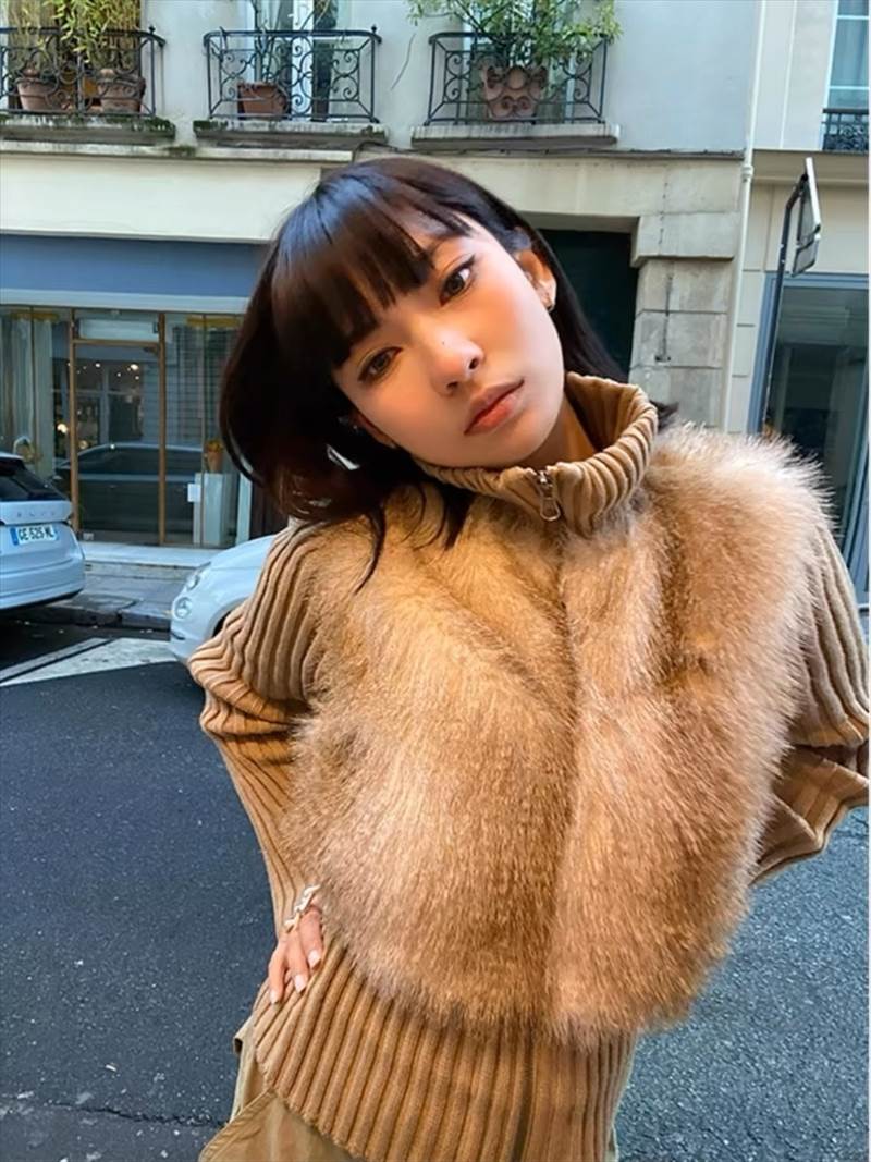 暖かくてふわふわのファーがトレンド感たっぷりのニット上着が登場しました！前開きのデザインで着脱も楽々。ハイネックで首元も暖かく、長袖で寒い季節も安心です。カジュアルにもきれいめにも合わせやすいシンプルなデザインで、デートやお出かけにぴったりです。大人可愛い雰囲気が魅力の一枚は、着るだけでこなれ感とおしゃれさを演出してくれます。クールな印象を与えるアイテムで、秋冬のおしゃれを格上げしてくれること間違いなし！カラー：onecolorサイズ：XXS、S、M，LS：着丈56　胸囲88　袖丈65　肩幅36M：着丈57.5　胸囲92　袖丈66　肩幅37L：着丈59　胸囲96　袖丈67　肩幅38♪ご注意♪必ず購入前購読事項をお読みの上ご購入をお願い致します。 こちらの商品は海外からのお取り寄せ品です。 お届けまで7日〜1ヶ月前後お時間をいただきます。 ※稀に発注元での製作遅延や国際運輸に遅延が生じ、上記の納期よりお時間がかかることもございます。 その場合大変は恐縮ですがご猶予を賜りますよう、お願い致します。 万が一、発注元で入荷待ち(再製作中)の場合は1ヶ月前後お時間をいただきます。 時期や通関審査によっては1ヶ月以上かかる場合もございます。 予めご了承ください 。 -------------------- また、稀に注文が重なり在庫切れ(再製作なし)となる場合もございます。 そのような場合はすぐに返金手続きをとらせていただきますのでご安心下さい。 お取引の流れ 御入金確定後に商品確保→検品・梱包→お客様へ発送　 お手元に商品が到着するまで1週間〜1ヶ月程度、最大2ヶ月お時間をいただきます。 お急ぎの場合、確実に間に合わせたい予定のある場合に関してはご期待に添えない場合がございますので、上記納期にご了承のうえ購入をお願いします。 ・写真と実物では多少お色が異なって見えることもございます。ご了承ください。 ・イメージ違い・サイズ違いによる返品交換不可 ・輸入品に関しては商品により縫製などが国内製品と比べ劣る場合もございます。 ・サイズ詳細に関しましても上記の都合や、測定の仕方により若干の誤差が生じることがございます。予めご了承ください。 ・輸入の際に、小さな傷・汚れや外箱の破損が生じることがありますが、これらはメーカー側でも返品の対象とならない為、返品・交換はお断りさせていただきます。 ・ご注文確定後のキャンセルはお受け致しませんので、ご了承下さい。 海外発注のため、返品・交換はご遠慮願います。 初期不良品に関しましては購入前購読事項をご確認の上、メールにてご連絡くださいますようお願い申し上げます。 その他、不明点などありましたらお気軽にお問い合わせください。 《商品について》 ※当ショップは海外からのノーブランド商品になります。 海外製品のため日本商品に比べ品質が劣る場合がございます。 糸のほつれ、多少の汚れやシミ、ファスナーが固い、デザインの若干の違いなどは不良品には該当しませんのでご了承ください。 お手持ちの携帯やPCの画面設定の影響により、実物と色味が異なって見える場合がございます。 ※当ショップはお客様より注文を確認した上でメーカーに発注しておりますので返品、交換は出来かねます。ご了承下さいませ。 《発送について》 お取り寄せ商品のため、ご入金確認後、お届けまでに「10-24日程度」のお時間がかかります。 通常よりもお時間がかかってしまう場合もございます。 欠品や商品の不具合などにより、商品をお届けすることができず、ご注文をキャンセルさせていただく場合もございますのでご了承ください。 ※当ショップの商品はお取り寄せ商品につき、入金確認後メーカーへ発注させて頂きます。 ※メーカーにて在庫切れの場合は、速やかに返金させて頂きます。 《返品についての特約に関する事項》 ご注文確定後、発注後のキャンセルやサイズなどの内容変更は承っておりません。 注文時によくご確認ください 商品に欠陥がある場合を除き、基本的には返品や交換には応じません。 最後までご覧くださり、ありがとうございました。 レディース トップス ニット 上着 ファー 羽織 前開き 長袖 ハイネック ふわふわ ファスナー 前開き かわいい 大人可愛い きれいめ シンプル カジュアル 上品 おしゃれ かっこいい こなれ感 クール 秋 冬 デート お出かけ cn2359