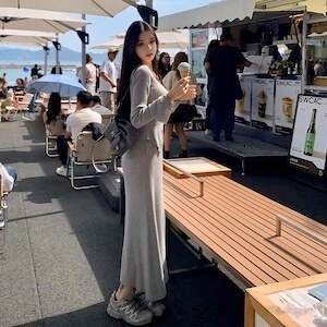 華やかで都会的な印象を演出する、レディーススカートです。リブニット素材で仕立てたロングタイトスカートは、細身のシルエットが美しさを引き立てます。伸縮性に優れた素材が、快適な着心地を実現。大人可愛い雰囲気に加え、きれいめからカジュアル、上品なスタイルまで幅広いコーディネートに対応します。シンプルでありながら存在感を放つデザインは、オフィスやデート、お出かけなど多彩なシーンで活躍します。自信を持ってスタイリッシュに着こなすための、一着としておすすめのアイテムです。都会的な雰囲気を纏う女性にぴったりな、モダンでクールなシンプルスカート。このスカートがあなたのスタイルを、さらに魅力的に演出してくれること間違いなし。トレンドを意識しながらも、上品な雰囲気を失わないスカートは、きっとあなたのお気に入りになるはずです。※商品画像はお使いのディスプレイにより、実物と異なる場合がございますので、ご了承ください。※類似商品にこちらのスカートと同じ素材、デザインのカーディガンもございます。ぜひご購入の際にカーディガンもご参考頂き、セットアップとしてコーディネートの幅にお加えください。サイズS：ウエスト 60cmヒップ 78cm着丈 86cmM：ウエスト 64cmヒップ 82cm着丈 88cmL：ウエスト 68cmヒップ 86cm着丈 90cm【カラー】ブラック、グレー、ベージュ♪ご注意♪必ず購入前購読事項をお読みの上ご購入をお願い致します。 こちらの商品は海外からのお取り寄せ品です。 お届けまで7日〜1ヶ月前後お時間をいただきます。 ※稀に発注元での製作遅延や国際運輸に遅延が生じ、上記の納期よりお時間がかかることもございます。 その場合大変は恐縮ですがご猶予を賜りますよう、お願い致します。 万が一、発注元で入荷待ち(再製作中)の場合は1ヶ月前後お時間をいただきます。 時期や通関審査によっては1ヶ月以上かかる場合もございます。 予めご了承ください 。 -------------------- また、稀に注文が重なり在庫切れ(再製作なし)となる場合もございます。 そのような場合はすぐに返金手続きをとらせていただきますのでご安心下さい。 お取引の流れ 御入金確定後に商品確保→検品・梱包→お客様へ発送　 お手元に商品が到着するまで1週間〜1ヶ月程度、最大2ヶ月お時間をいただきます。 お急ぎの場合、確実に間に合わせたい予定のある場合に関してはご期待に添えない場合がございますので、上記納期にご了承のうえ購入をお願いします。 ・写真と実物では多少お色が異なって見えることもございます。ご了承ください。 ・イメージ違い・サイズ違いによる返品交換不可 ・輸入品に関しては商品により縫製などが国内製品と比べ劣る場合もございます。 ・サイズ詳細に関しましても上記の都合や、測定の仕方により若干の誤差が生じることがございます。予めご了承ください。 ・輸入の際に、小さな傷・汚れや外箱の破損が生じることがありますが、これらはメーカー側でも返品の対象とならない為、返品・交換はお断りさせていただきます。 ・ご注文確定後のキャンセルはお受け致しませんので、ご了承下さい。 海外発注のため、返品・交換はご遠慮願います。 初期不良品に関しましては購入前購読事項をご確認の上、メールにてご連絡くださいますようお願い申し上げます。 その他、不明点などありましたらお気軽にお問い合わせください。 《商品について》 ※当ショップは海外からのノーブランド商品になります。 海外製品のため日本商品に比べ品質が劣る場合がございます。 糸のほつれ、多少の汚れやシミ、ファスナーが固い、デザインの若干の違いなどは不良品には該当しませんのでご了承ください。 お手持ちの携帯やPCの画面設定の影響により、実物と色味が異なって見える場合がございます。 ※当ショップはお客様より注文を確認した上でメーカーに発注しておりますので返品、交換は出来かねます。ご了承下さいませ。 《発送について》 お取り寄せ商品のため、ご入金確認後、お届けまでに「10-24日程度」のお時間がかかります。 通常よりもお時間がかかってしまう場合もございます。 欠品や商品の不具合などにより、商品をお届けすることができず、ご注文をキャンセルさせていただく場合もございますのでご了承ください。 ※当ショップの商品はお取り寄せ商品につき、入金確認後メーカーへ発注させて頂きます。 ※メーカーにて在庫切れの場合は、速やかに返金させて頂きます。 《返品についての特約に関する事項》 ご注文確定後、発注後のキャンセルやサイズなどの内容変更は承っておりません。 注文時によくご確認ください 商品に欠陥がある場合を除き、基本的には返品や交換には応じません。 最後までご覧くださり、ありがとうございました。 レディース スカート セットアップ ロングスカート ロング タイト スリム 細身 リブ 伸縮性 ニット 大人可愛い きれいめ シンプル カジュアル 上品 おしゃれ かっこいい こなれ感 クール モード系 モダン とろみ感 抜け感 都会的 ラグジュアリー 秋 冬 オフィス OL 通勤 学生 デート お出かけ お泊まり イベント 旅行 レストラン 女子会 休日 ホテル 合コン コーデ 普段使い 着回し モテ 清楚 トレンド S M L ブラック グレー ベージュ cn2515