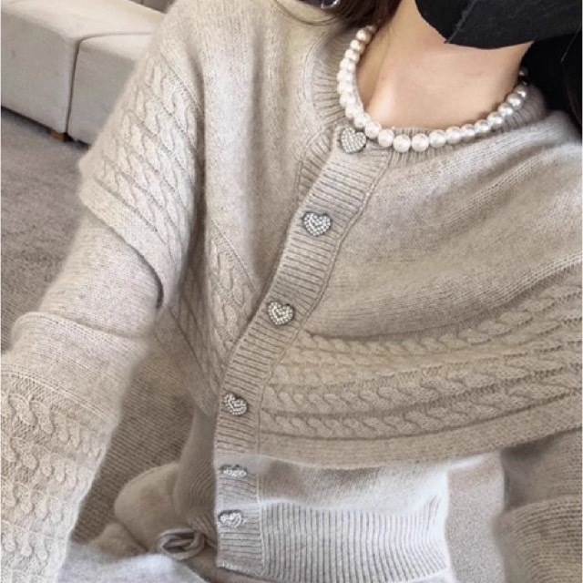 季節に合わせて重ね着もできるミディアム丈、タイトなシルエットが女性らしい上品な雰囲気を演出します。キュートで個性的なデザインで、おしゃれを楽しみたい女性にぴったりの一枚です。ストレッチ性に富んだ生地が体にフィットし、一日中快適に着ることができます。色展開 ライトグレーサイズ S M L XLサイズ(cm)S /着丈 45 /バスト 86 /袖丈 57M /着丈 46 /バスト 90 /袖丈 58L /着丈 47 /バスト 94 /袖丈 59XL /着丈 48 /バスト 98 /袖丈 60《商品について》※当ショップは海外からのノーブランド商品になります。海外製品のため日本商品に比べ品質が劣る場合がございます。糸のほつれ、多少の汚れやシミ、ファスナーが固い、デザインの若干の違いなどは不良品には該当しませんのでご了承ください。お手持ちの携帯やPCの画面設定の影響により、実物と色味が異なって見える場合がございます。※当ショップはお客様より注文を確認した上でメーカーに発注しておりますので返品、交換は出来かねます。ご了承下さいませ。《発送について》お取り寄せ商品のため、ご入金確認後、お届けまでに「10-24日程度」のお時間がかかります。通常よりもお時間がかかってしまう場合もございます。欠品や商品の不具合などにより、商品をお届けすることができず、ご注文をキャンセルさせていただく場合もございますのでご了承ください。※当ショップの商品はお取り寄せ商品につき、入金確認後メーカーへ発注させて頂きます。※メーカーにて在庫切れの場合は、速やかに返金させて頂きます。《返品についての特約に関する事項》ご注文確定後、発注後のキャンセルやサイズなどの内容変更は承っておりません。注文時によくご確認ください商品に欠陥がある場合を除き、基本的には返品や交換には応じません。最後までご覧くださり、ありがとうございました。 《商品について》 ※当ショップは海外からのノーブランド商品になります。 海外製品のため日本商品に比べ品質が劣る場合がございます。 糸のほつれ、多少の汚れやシミ、ファスナーが固い、デザインの若干の違いなどは不良品には該当しませんのでご了承ください。 お手持ちの携帯やPCの画面設定の影響により、実物と色味が異なって見える場合がございます。 ※当ショップはお客様より注文を確認した上でメーカーに発注しておりますので返品、交換は出来かねます。ご了承下さいませ。 《発送について》 お取り寄せ商品のため、ご入金確認後、お届けまでに「10-24日程度」のお時間がかかります。 通常よりもお時間がかかってしまう場合もございます。 欠品や商品の不具合などにより、商品をお届けすることができず、ご注文をキャンセルさせていただく場合もございますのでご了承ください。 ※当ショップの商品はお取り寄せ商品につき、入金確認後メーカーへ発注させて頂きます。 ※メーカーにて在庫切れの場合は、速やかに返金させて頂きます。 《返品についての特約に関する事項》 ご注文確定後、発注後のキャンセルやサイズなどの内容変更は承っておりません。 注文時によくご確認ください 商品に欠陥がある場合を除き、基本的には返品や交換には応じません。 最後までご覧くださり、ありがとうございました。 トップス ニットソー ミディアム丈 長袖 Uネック ニット かわいい 大人可愛い きれいめ シンプル カジュアル 上品 おしゃれ かっこいい 大人女子 こなれ感 個性的 主役級 存在感 キュート ナ クール ガーリー ナチュラル ベーシック 秋 冬 レディース 女性用 OL 通勤 オフィス ビジネス 学生 通学 ママ デート お出かけ お泊まり イベント 女子会 休日 カフェ ショッピング 旅行 アウトドア リゾート コンパ レストラン 重ね着 普段使い 着回し S M L XL cn2540