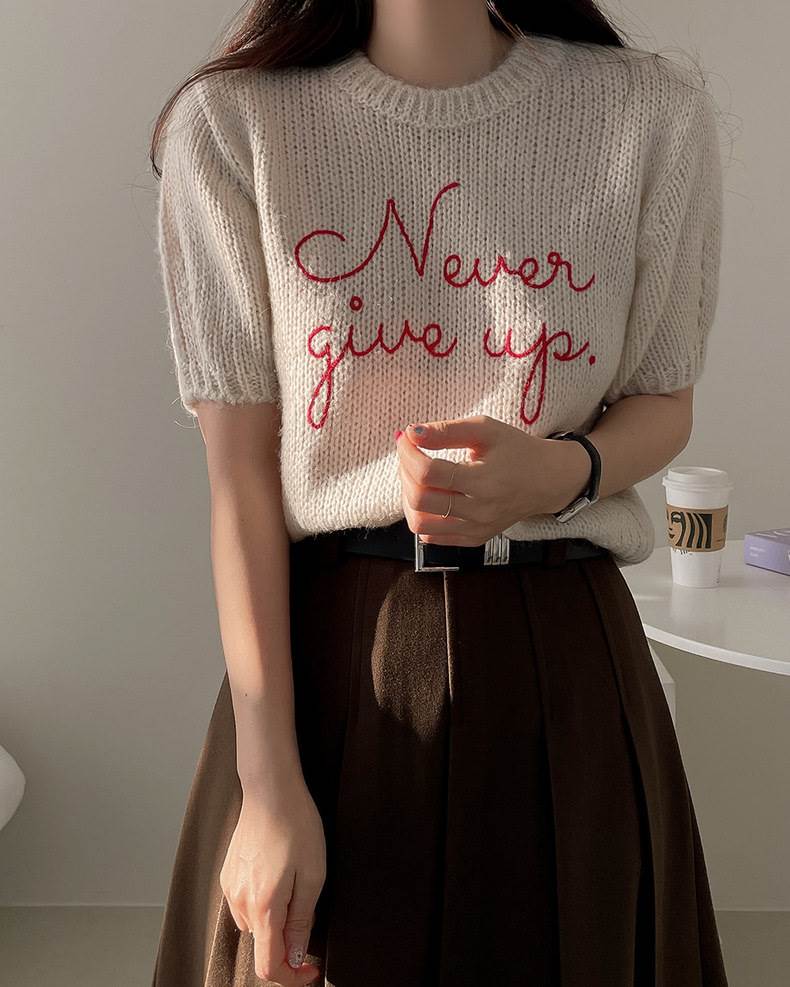 ラウンドネックに刺繍が施されたデザインは、可愛らしくも大人っぽい女性にぴったり。半袖ニットで春〜秋までロングシーズン幅広いシーンで活躍すること間違いなし！カジュアルにもおしゃれにも合わせやすく、女子会やデート、お出かけなど様々なシーンで大活躍してくれます。フリーサイズで着心地も抜群です。この一枚があなたのコーディネートをより魅力的なものに変えてくれること間違いなし！ぜひ、お気に入りのカフェやおしゃれなショッピングモールで輝いてください。※商品画像と実物の色味に若干の違いがある場合がございますので、ご了承ください。カラー：apricot、blueサイズ：フリーサイズ♪ご注意♪必ず購入前購読事項をお読みの上ご購入をお願い致します。 こちらの商品は海外からのお取り寄せ品です。 お届けまで7日〜1ヶ月前後お時間をいただきます。 ※稀に発注元での製作遅延や国際運輸に遅延が生じ、上記の納期よりお時間がかかることもございます。 その場合大変は恐縮ですがご猶予を賜りますよう、お願い致します。 万が一、発注元で入荷待ち(再製作中)の場合は1ヶ月前後お時間をいただきます。 時期や通関審査によっては1ヶ月以上かかる場合もございます。 予めご了承ください 。 -------------------- また、稀に注文が重なり在庫切れ(再製作なし)となる場合もございます。 そのような場合はすぐに返金手続きをとらせていただきますのでご安心下さい。 お取引の流れ 御入金確定後に商品確保→検品・梱包→お客様へ発送　 お手元に商品が到着するまで1週間〜1ヶ月程度、最大2ヶ月お時間をいただきます。 お急ぎの場合、確実に間に合わせたい予定のある場合に関してはご期待に添えない場合がございますので、上記納期にご了承のうえ購入をお願いします。 ・写真と実物では多少お色が異なって見えることもございます。ご了承ください。 ・イメージ違い・サイズ違いによる返品交換不可 ・輸入品に関しては商品により縫製などが国内製品と比べ劣る場合もございます。 ・サイズ詳細に関しましても上記の都合や、測定の仕方により若干の誤差が生じることがございます。予めご了承ください。 ・輸入の際に、小さな傷・汚れや外箱の破損が生じることがありますが、これらはメーカー側でも返品の対象とならない為、返品・交換はお断りさせていただきます。 ・ご注文確定後のキャンセルはお受け致しませんので、ご了承下さい。 海外発注のため、返品・交換はご遠慮願います。 初期不良品に関しましては購入前購読事項をご確認の上、メールにてご連絡くださいますようお願い申し上げます。 その他、不明点などありましたらお気軽にお問い合わせください。 《商品について》 ※当ショップは海外からのノーブランド商品になります。 海外製品のため日本商品に比べ品質が劣る場合がございます。 糸のほつれ、多少の汚れやシミ、ファスナーが固い、デザインの若干の違いなどは不良品には該当しませんのでご了承ください。 お手持ちの携帯やPCの画面設定の影響により、実物と色味が異なって見える場合がございます。 ※当ショップはお客様より注文を確認した上でメーカーに発注しておりますので返品、交換は出来かねます。ご了承下さいませ。 《発送について》 お取り寄せ商品のため、ご入金確認後、お届けまでに「10-24日程度」のお時間がかかります。 通常よりもお時間がかかってしまう場合もございます。 欠品や商品の不具合などにより、商品をお届けすることができず、ご注文をキャンセルさせていただく場合もございますのでご了承ください。 ※当ショップの商品はお取り寄せ商品につき、入金確認後メーカーへ発注させて頂きます。 ※メーカーにて在庫切れの場合は、速やかに返金させて頂きます。 《返品についての特約に関する事項》 ご注文確定後、発注後のキャンセルやサイズなどの内容変更は承っておりません。 注文時によくご確認ください 商品に欠陥がある場合を除き、基本的には返品や交換には応じません。 最後までご覧くださり、ありがとうございました。 レディース トップス カットソー ニット 半袖 ラウンドネック 刺繍 かわいい 大人可愛い カジュアル おしゃれ ガーリー ラブリー キュート ロゴ デート お出かけ 女子会 休日 ショッピング カフェ 着回し フリーサイズ cn2790