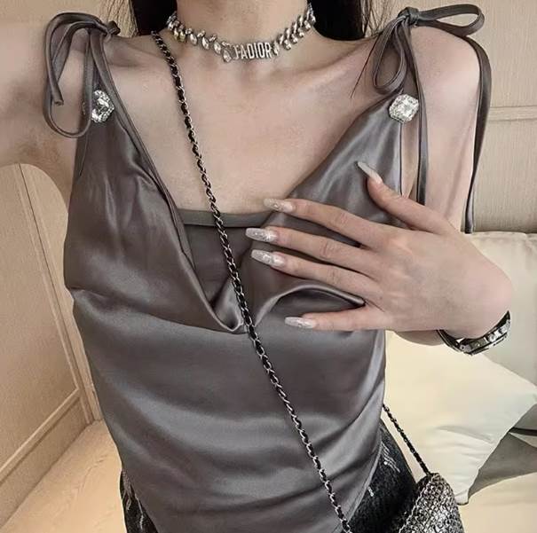 レディースキャミソールは、女性らしいシルエットを演出するアイテムの一つ。大人可愛い、きれいめ、おしゃれなデザインで、様々なシーンで活躍してくれる一枚です。Vネックとショート丈が女性らしさを引き立て、光沢感のあるサテン素材が高級感を演出してくれます。アジアンテイストや都会的なスタイルにもマッチし、春夏のパーティーやイベントにもおすすめ。XSからLまでのサイズ展開で、幅広い方にご着用いただけます。グレーのカラーは落ち着いた雰囲気を醸し出し、着回し力も抜群です。このキャミソールがあなたの魅力を引き立て、自信を持って輝けるよう願っています。ぜひ、お気に入りのアイテムとして取り入れてみてください。色展開 グレーサイズ XS S M Lサイズ(cm)XS /着丈 40 /バスト 72S /着丈 41 /バスト 74M /着丈 42 /バスト 76L /着丈 43 /バスト 78《商品について》※当ショップは海外からのノーブランド商品になります。海外製品のため日本商品に比べ品質が劣る場合がございます。糸のほつれ、多少の汚れやシミ、ファスナーが固い、デザインの若干の違いなどは不良品には該当しませんのでご了承ください。お手持ちの携帯やPCの画面設定の影響により、実物と色味が異なって見える場合がございます。※当ショップはお客様より注文を確認した上でメーカーに発注しておりますので返品、交換は出来かねます。ご了承下さいませ。《発送について》お取り寄せ商品のため、ご入金確認後、お届けまでに「10-24日程度」のお時間がかかります。通常よりもお時間がかかってしまう場合もございます。欠品や商品の不具合などにより、商品をお届けすることができず、ご注文をキャンセルさせていただく場合もございますのでご了承ください。※当ショップの商品はお取り寄せ商品につき、入金確認後メーカーへ発注させて頂きます。※メーカーにて在庫切れの場合は、速やかに返金させて頂きます。《返品についての特約に関する事項》ご注文確定後、発注後のキャンセルやサイズなどの内容変更は承っておりません。注文時によくご確認ください商品に欠陥がある場合を除き、基本的には返品や交換には応じません。最後までご覧くださり、ありがとうございました。 《商品について》 ※当ショップは海外からのノーブランド商品になります。 海外製品のため日本商品に比べ品質が劣る場合がございます。 糸のほつれ、多少の汚れやシミ、ファスナーが固い、デザインの若干の違いなどは不良品には該当しませんのでご了承ください。 お手持ちの携帯やPCの画面設定の影響により、実物と色味が異なって見える場合がございます。 ※当ショップはお客様より注文を確認した上でメーカーに発注しておりますので返品、交換は出来かねます。ご了承下さいませ。 《発送について》 お取り寄せ商品のため、ご入金確認後、お届けまでに「10-24日程度」のお時間がかかります。 通常よりもお時間がかかってしまう場合もございます。 欠品や商品の不具合などにより、商品をお届けすることができず、ご注文をキャンセルさせていただく場合もございますのでご了承ください。 ※当ショップの商品はお取り寄せ商品につき、入金確認後メーカーへ発注させて頂きます。 ※メーカーにて在庫切れの場合は、速やかに返金させて頂きます。 《返品についての特約に関する事項》 ご注文確定後、発注後のキャンセルやサイズなどの内容変更は承っておりません。 注文時によくご確認ください 商品に欠陥がある場合を除き、基本的には返品や交換には応じません。 最後までご覧くださり、ありがとうございました。 レディース キャミソール ショート 光沢感 Vネック サテン かわいい 大人可愛い きれいめ おしゃれ アジアン クール モード系 都会的 春 夏 パーティー イベント 着回し XS S M L グレー cn3184