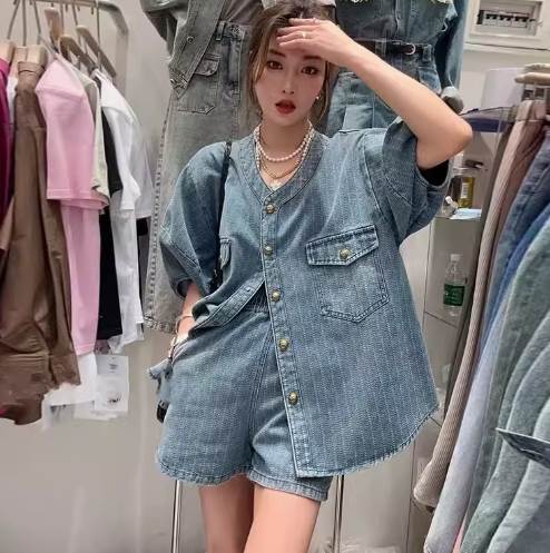 このセットアップは、デニムジャケットとショートパンツの2点セット。上品な印象のデニム素材で、コンサバからカジュアルまで幅広いスタイリングが可能です。シャープな印象を与えるショートパンツと、フェミニンなムードを漂わせる半袖ジャケットが、おしゃれなレディースにぴったりのコーディネートです。このセットアップは、独自のデザインと洗練されたテイストを持つ韓国製。ヴィンテージ感漂うクールなデザインで、オルチャン風のスタイルを楽しむことができます。レトロな雰囲気とモダンな要素が融合したセットアップは、一枚でコーデが完成する楽ちんアイテムとして大活躍間違いなし！特別な日のデートから、休日のお出かけまで、幅広いシーンで活躍するセットアップ。シックで大人可愛いスタイルを叶えることができます。自分らしいおしゃれを楽しむ女性たちに、自信を持っておすすめするアイテムです。色展開 ブルーサイズ S M Lトップスサイズ(cm)S /着丈 68 /バスト 118 /肩幅 48 /袖丈 30.5M /着丈 69 /バスト 120 /肩幅 48.5 /袖丈 31L /着丈 70 /バスト 122 /肩幅 49 /袖丈 31.5パンツサイズ(cm)S /ズボン丈 39 /ウエスト 62 /ヒップ 118M /ズボン丈 39.5 /ウエスト 66 /ヒップ 120L /ズボン丈 40 /ウエスト 70 /ヒップ 122《商品について》※当ショップは海外からのノーブランド商品になります。海外製品のため日本商品に比べ品質が劣る場合がございます。糸のほつれ、多少の汚れやシミ、ファスナーが固い、デザインの若干の違いなどは不良品には該当しませんのでご了承ください。お手持ちの携帯やPCの画面設定の影響により、実物と色味が異なって見える場合がございます。※当ショップはお客様より注文を確認した上でメーカーに発注しておりますので返品、交換は出来かねます。ご了承下さいませ。《発送について》お取り寄せ商品のため、ご入金確認後、お届けまでに「10-24日程度」のお時間がかかります。通常よりもお時間がかかってしまう場合もございます。欠品や商品の不具合などにより、商品をお届けすることができず、ご注文をキャンセルさせていただく場合もございますのでご了承ください。※当ショップの商品はお取り寄せ商品につき、入金確認後メーカーへ発注させて頂きます。※メーカーにて在庫切れの場合は、速やかに返金させて頂きます。《返品についての特約に関する事項》ご注文確定後、発注後のキャンセルやサイズなどの内容変更は承っておりません。注文時によくご確認ください商品に欠陥がある場合を除き、基本的には返品や交換には応じません。最後までご覧くださり、ありがとうございました。 《商品について》 ※当ショップは海外からのノーブランド商品になります。 海外製品のため日本商品に比べ品質が劣る場合がございます。 糸のほつれ、多少の汚れやシミ、ファスナーが固い、デザインの若干の違いなどは不良品には該当しませんのでご了承ください。 お手持ちの携帯やPCの画面設定の影響により、実物と色味が異なって見える場合がございます。 ※当ショップはお客様より注文を確認した上でメーカーに発注しておりますので返品、交換は出来かねます。ご了承下さいませ。 《発送について》 お取り寄せ商品のため、ご入金確認後、お届けまでに「10-24日程度」のお時間がかかります。 通常よりもお時間がかかってしまう場合もございます。 欠品や商品の不具合などにより、商品をお届けすることができず、ご注文をキャンセルさせていただく場合もございますのでご了承ください。 ※当ショップの商品はお取り寄せ商品につき、入金確認後メーカーへ発注させて頂きます。 ※メーカーにて在庫切れの場合は、速やかに返金させて頂きます。 《返品についての特約に関する事項》 ご注文確定後、発注後のキャンセルやサイズなどの内容変更は承っておりません。 注文時によくご確認ください 商品に欠陥がある場合を除き、基本的には返品や交換には応じません。 最後までご覧くださり、ありがとうございました。 レディース パンツ デニムジャケット セットアップ 2点セット ツーピース ショートパンツ 半袖 コンサバ かわいい 大人可愛い きれいめ シンプル 上品 おしゃれ レトロ クール 抜け感 かっちり ヴィンテージ ラブリー キュート ナチュラル シック 春 秋 冬 デート お出かけ 休日 韓国 オルチャン 楽ちん 普段使い デイリー S M L ブルー cn3333