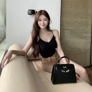 セクシー デコルテ 肩出し レディース トップス キャミソール インナー ノースリーブ Vネック タイト スリム 細身 リブ ストレッチ 伸縮性 大人可愛い シンプル カジュアル 上品 おしゃれ かっこいい こなれ感 ラフ クール モード系