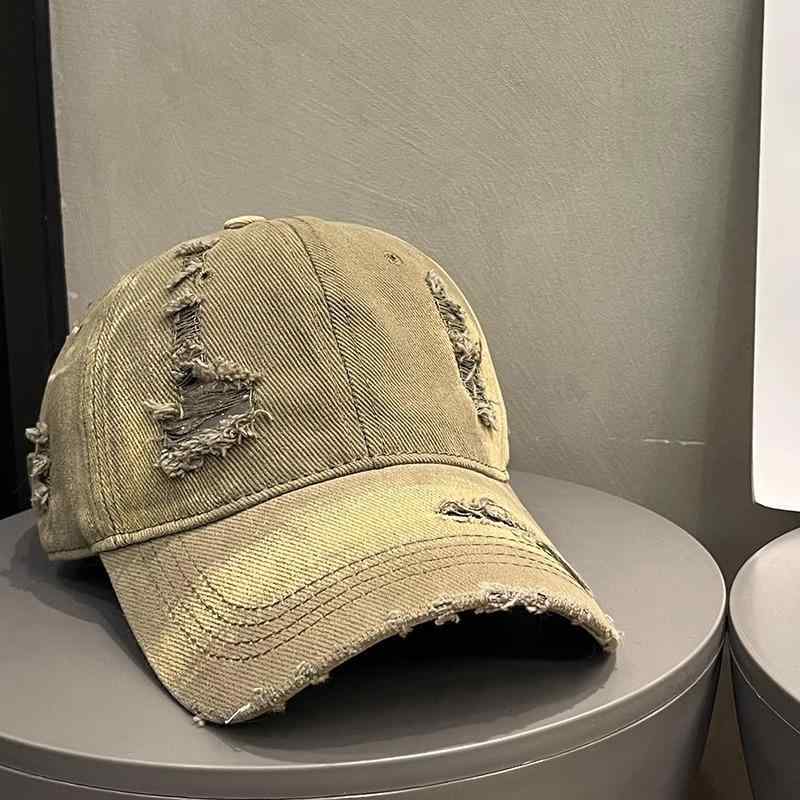 ・カテゴリ: キャップ・帽頂形状: 丸型・帽檐形状: カーブ・カラー展開: グラデーションダメージ（グレーグリーン、ピンク、ブラック、ベージュ、コーヒー、ライトブルー）・機能: UVカット、通気性、遮光・主な素材: 綿81%〜95%・スタイル: レトロ、ヴィンテージ風 【原産国／製造国: 中国】 .このキャップはユニセックス対応でコットン素材を使用し、ビッグサイズで春夏に最適な通気性とUVカット機能を備えています。日よけ効果が高く紫外線対策に優れ、小顔効果も期待できる野球帽タイプ。カジュアルやストリート、アメカジ、普段使いにぴったりです。ウォッシュ加工、ダメージ加工、クラッシュ加工、ユーズド、ヴィンテージ風のデザインでおしゃれな見た目。帽子 メンズ レディース 軽量 大きいサイズ サイズ調整 可愛い かっこいい 夏用 涼しい 散歩 運動 スポーツ アウトドア ファッション おすすめ 人気 ランキング セールも注目のアイテムです。。 指定された配送時間は承っておりません。【楽しいとき】