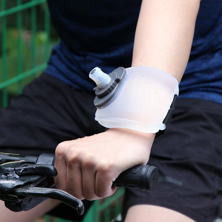 Rakuten - ランニング用手首ボトル 3色 200ml サイクリング用ボトル 夏用 マラソン用補水 携帯型水筒 フィットネス サイクリング用 水分補給 ホワイト ピンク ブラック 携帯便利 半透明 ランニング