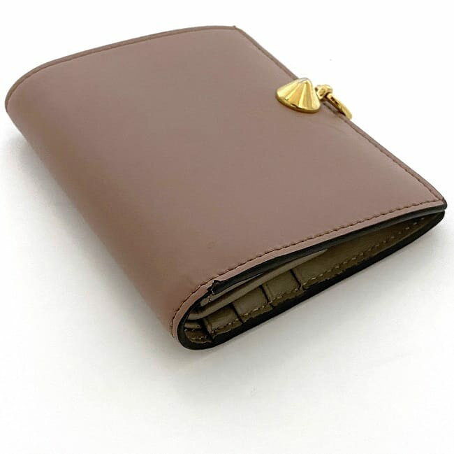 【送料無料】 フェンディ 二つ折り財布 ec-23632 ピンクベージュ バイザヤード 8M0387 財布 レザー 中古 6GM 189 3260 FENDI ホック ロゴ 金具 折り財布 メンズ レディース 定番 人気 本革 シンプル ゴールド金具 コンパクト ブランド 本物 鑑定済み