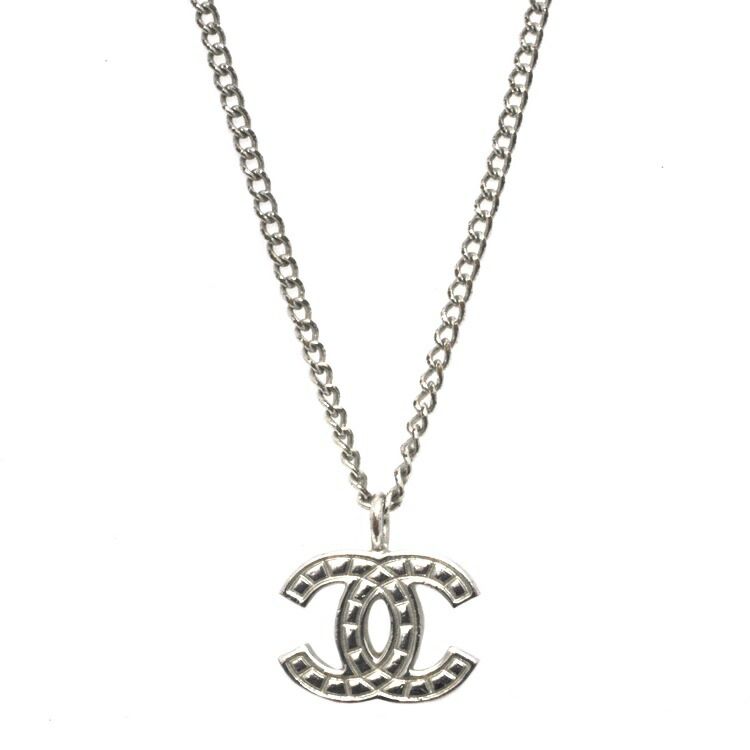 シャネル ネックレス シルバー ココマーク 美品 金属素材 中古 CHANEL チョコバー ペンダント アクセサリー ヴィンテージ ジュエリー 定番 人気 レディース ブランドジュエリー 女性 宝飾 ロゴ 格子柄 シンプル オシャレ 箱付 プレゼント 贈り物 本物 鑑定済み