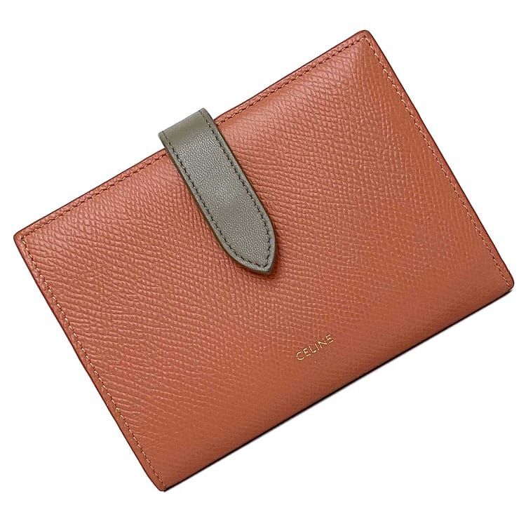 商品名 ストラップ ウォレット ブランド名 セリーヌ / CELINE 商品ランク ABランク 素材 レザー サイズ (約)w:14cm×h:10cm×d:2cm カラー レッド グレー アンティークローズ 仕様 カードポケット×7 オープンポケット×2 小銭入れ（ファスナー）×1 札入れ×1 付属品 箱 布袋 印刷物 詳細説明 角に擦れ、内側表面に金具の押し跡や擦れ有、折り目部分にヒビ、ポケット内に擦れ等ありますが、表面に目立った使用感は少なく比較的綺麗なお品物です。 コメント ブランドロゴを控えめに配置したシンプルなデザインがお洒落な財布。豊富なポケットで収納力のある実用性・デザイン性に優れたお品物です。 商品番号 ec-17965 NO,7810998 230827