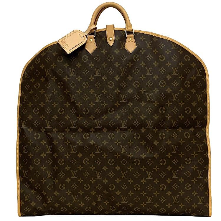 商品名 ガーメントケース ウスポルト アビ ブランド名 ルイ ヴィトン / LOUIS VUITTON 商品ランク Aランク 素材 モノグラムキャンバス ヌメ革 サイズ (約)w:62cm×h:123cm h:62cm(畳んだ状態) 型番・品番 M23434 シリアル・Ref SP0061 カラー ブラウン モノグラム 付属品 ハンガー パドロック ネームタグ 詳細説明 ヌメ革部分全体的にヤケによる変色が若干あり、その他目立った使用感はなく非常に綺麗なお品物です。 コメント モノグラムの出張や旅行など着替えをハンガーのまま持ち運びが可能なガーメントケースです。男性女性問わずお使いいただけます。 商品番号 ec-19557 no,0040659 240207