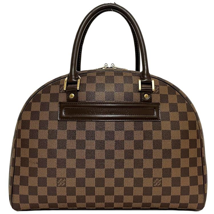 商品名 ハンドバッグ ノリータ ブランド名 ルイ ヴィトン / LOUIS VUITTON 商品ランク Bランク 素材 ダミエキャンバス レザー サイズ (約)w:35cm×h:26cm×d:15cm 型番・品番 N41455 シリアル・Ref SP0074 カラー ブラウン ダミエ エベヌ 仕様 外:オープンポケット×1 内:ファスナーポケット×1 オープンポケット×2 付属品 なし 詳細説明 底部の角や正面の右下に擦れ、ハンドルの上部に剥がれ、内底に薄汚れやポケット付近の上部にペン跡汚れ、正面と背面のロゴレザーに傷や汚れ、ファスナーレールにくすみ汚れなど使用感はありますが比較的綺麗なお品物です。 コメント ノリータは、エレガントで洗練されたデザインが魅力の一品であり、日常使いから特別なシーンまで幅広く活躍します。シンプルでありながらも上品なデザインは、さまざまなファッションスタイルと相性が良く、様々なシーンで活躍します。 管理ナンバー f-19669 no,6140859 240218