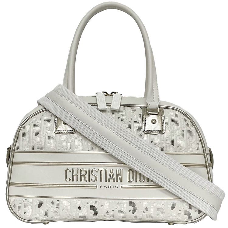 商品名 2way バッグ ヴァイブ ミディアム ボーリング ブランド名 クリスチャン ディオール / Christian Dior 商品ランク Aランク 素材 レザー ラバー サイズ (約)w:34.5cm×h:20.5cm×d:15.5cm ショルダー紐:104.5cm~118.5cm 型番・品番 M6204ODDT シリアル・Ref 09-MA-1221 カラー ホワイト ゴールド 仕様 内:ファスナーポケット×1 オープンポケット×1 付属品 カード 冊子 詳細説明 正面のハンドルの付け根のレザー部分に若干のスレ、ファスナープルに汚れ有、ショルダー紐レザー部分に若干の汚れ有、その他目立った使用感などはなく非常に綺麗なお品物です。 コメント エレガントで洗練されたルックスと機能性を兼ね備えており、ハンドバッグとしてもクロスボディバッグとしても使える2wayスタイルが魅力です。 管理ナンバー f-19882 no,50820639 240320