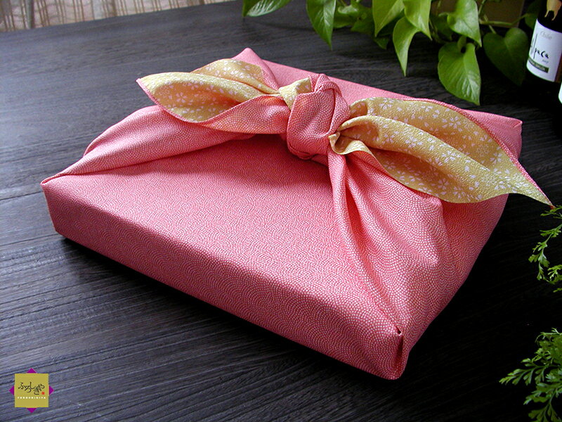 【在庫限り】 風呂敷 むす美 大判 hk 【鮫・さくら/ピンク・カラシ】90cm ポリエステル100% 無地 リバーシブル小紋 ふろしき 風呂敷専門店 快気祝 出産内祝 ギフトのサムネイル