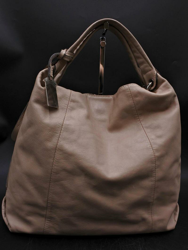 FURLA フルラ 本革 レザー ハンド バッグ ベージュ ■■ ☆ gga9 レディース 内側オープンポケット×1、ファスナーポケット×1前後に小ヨゴレ、小キズがあります。角スレがあります。金属プレートに小ヨゴレがあります。（写真をご参照ください） 表記サイズ： 実寸サイズ： 幅38cm奥行（マチ）9cm本体高さ30cm持ち手含む高さ42cm ベージュ ★素材は画像にてご確認ください。（画像にない場合は基本的に不明となります） ネコポスについて： ネコポスOKとタイトルに記載されていない商品はネコポス対象外となっております。 →ネコポス・送料について ご注意： お品の状態に関しては個人差がありますので神経質な方はご遠慮ください。 写真の色はご覧のモニターにより実際の色や明るさ等と異なって見える場合があります。あらかじめご了承ください。 →ご注文に関してのご注意