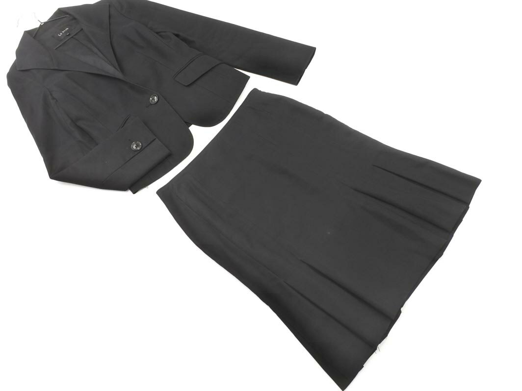 Le souk ルスーク セットアップ ジャケット スカート スーツ size36/黒 ■◇ ☆ geb2 レディース 裏地：あり（総裏地）　肩パッド：あり　ジャケット両袖の裏にヨゴレがございます。スカート前面・右太ももにヨゴレがございます。（各箇所のヨゴレやダメージに関しましては、写真をご参照ください）他に状態の気になる箇所はございません。全体的に見ると良い状態のお品です。 表記サイズ：36 実寸サイズ： ジャケット:肩幅35cm身幅（脇下）40cm後ろ着丈（襟元より）52cm全長-袖丈57cm　　スカート：腰幅34cm全長52cm裾幅- 黒 ★素材は画像にてご確認ください。（画像にない場合は基本的に不明となります） ネコポスについて： ネコポスOKとタイトルに記載されていない商品はネコポス対象外となっております。 →ネコポス・送料について ご注意： お品の状態に関しては個人差がありますので神経質な方はご遠慮ください。 写真の色はご覧のモニターにより実際の色や明るさ等と異なって見える場合があります。あらかじめご了承ください。 →ご注文に関してのご注意