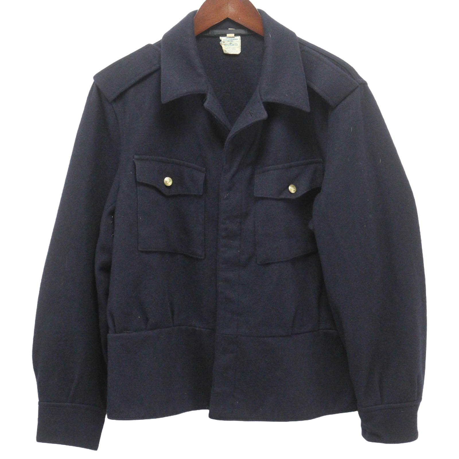 ミリタリージャケット アウター 【中古】 ブランド 不明 原産国 不明 タグに「MADE IN ○○」と明記されている場合のみ記載しております。 サイズ・実寸 [サイズ表記]不明 海外規格のため、日本のサイズ感と異なる場合があります。必ず実寸もご確認ください。 [実寸] 肩幅48cm身幅58cm着丈64cm袖丈62cm 採寸は平置きで計測しております。スタッフによる手採寸のため誤差がある場合がございますことご了承ください。 取り外し可能部位 なし コンディション [状態ランク]C [状態]ほつれあり。着用に問題はございません。 出荷まで ご決済完了を確認後、3営業日程度で出荷いたします。ヤマト運輸もしくは佐川急便での配送となります。沖縄県・離島部を除き、3,980円以上のお買い上げで送料無料となります。沖縄県・離島部への発送の場合は9,800円以上のお買い上げで送料無料となります。 重要事項 古着ですのでキズや汚れ、ヨレ、ボタンやジッパーの破損などがある場合がございます。お買い上げの前に必ず画像や注意書きを全てご確認ください。なお、商品画像は白の背景に一眼レフカメラもしくはiPhoneにて撮影しておりますが、お客様のディスプレイ環境によりお色味が実物と異なる場合がございます。1点物となりますので商品の交換はできません。お客様都合での返品（サイズが合わない、思っていたのと違うなど）はご対応ができかねます。古着であることをご理解の上ご注文くださいませ。 実寸サイズの測り方について ・全て平台に平置きし外寸を測定しております。・人の手で1点1点計測しております。商品によっては0.5〜1cmの誤差が発生してしまう場合がございます。・測定したサイズとお求めになる商品サイズを照らし合わせてお客様がご希望するものをご検討ください。※記載しました実寸は弊社独自で採寸した数値のため、ブランドのサイズ表記と異なる場合がございます。 【肩幅】左右肩先の縫い目から縫い目まで【身幅】左右脇下の縫い目から縫い目まで【着丈】襟ぐり中心から裾までの直線距離【袖丈】肩先から袖先まで【裄丈】後ろ衿ぐり中心から袖裾※肩部分に縫い目・付け根のない服は「裄丈」で計測しております。 【ウエスト】ウエストラインの両脇間（ゴム仕様・伸縮性のあるものは最大値も記載しております。）【股上】ウエスト上端から股下縫い目交差まで(縫い目が十字に交差する部分)【股下】股下縫い目交差から裾まで【ワタリ】股最下部から外側までの直線距離【裾幅】裾部分の幅 状態ランクについて A極めて美品・使用感がほとんどない B美品・目立つ傷や汚れなどがなく比較的綺麗 C良品・わずかな使用感や傷、汚れなど D少々状態が悪い・目立つ傷や使用感、汚れなど E状態が悪い・経年劣化以外の傷や汚れが目立つ