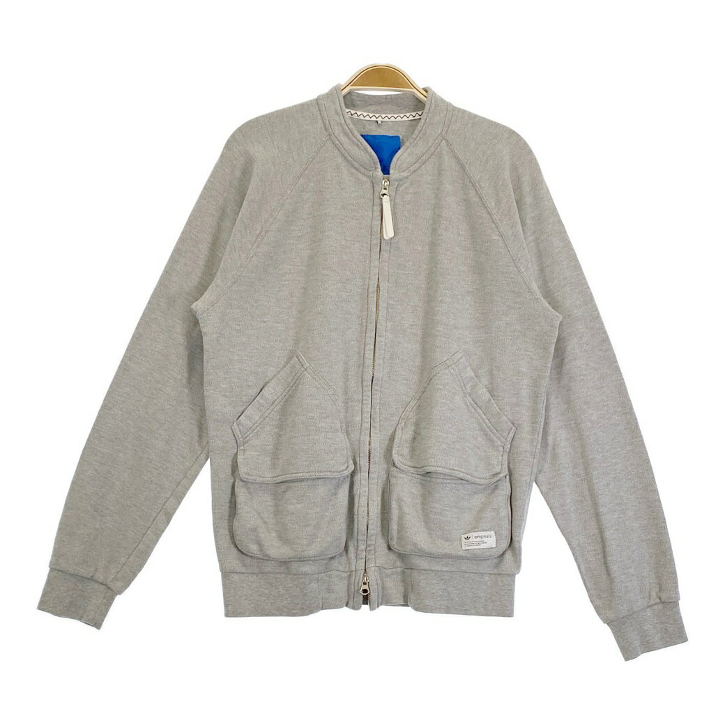 その他トップス トップス 【中古】 ブランド 原産国 CHINA タグに「MADE IN ○○」と明記されている場合のみ記載しております。 サイズ・実寸 [サイズ表記]S 海外規格のため、日本のサイズ感と異なる場合があります。必ず実寸もご確認ください。 [実寸] 肩幅36cm身幅48.5cm着丈67cm袖丈71cm 採寸は平置きで計測しております。スタッフによる手採寸のため誤差がある場合がございますことご了承ください。 取り外し可能部位 なし コンディション [状態ランク]C [状態] 出荷まで ご決済完了を確認後、3営業日程度で出荷いたします。ヤマト運輸もしくは佐川急便での配送となります。沖縄県・離島部を除き、3,980円以上のお買い上げで送料無料となります。沖縄県・離島部への発送の場合は9,800円以上のお買い上げで送料無料となります。 重要事項 古着ですのでキズや汚れ、ヨレ、ボタンやジッパーの破損などがある場合がございます。お買い上げの前に必ず画像や注意書きを全てご確認ください。なお、商品画像は白の背景に一眼レフカメラもしくはiPhoneにて撮影しておりますが、お客様のディスプレイ環境によりお色味が実物と異なる場合がございます。1点物となりますので商品の交換はできません。お客様都合での返品（サイズが合わない、思っていたのと違うなど）はご対応ができかねます。古着であることをご理解の上ご注文くださいませ。 実寸サイズの測り方について ・全て平台に平置きし外寸を測定しております。・人の手で1点1点計測しております。商品によっては0.5〜1cmの誤差が発生してしまう場合がございます。・測定したサイズとお求めになる商品サイズを照らし合わせてお客様がご希望するものをご検討ください。※記載しました実寸は弊社独自で採寸した数値のため、ブランドのサイズ表記と異なる場合がございます。 【肩幅】左右肩先の縫い目から縫い目まで【身幅】左右脇下の縫い目から縫い目まで【着丈】襟ぐり中心から裾までの直線距離【袖丈】肩先から袖先まで【裄丈】後ろ衿ぐり中心から袖裾※肩部分に縫い目・付け根のない服は「裄丈」で計測しております。 【ウエスト】ウエストラインの両脇間（ゴム仕様・伸縮性のあるものは最大値も記載しております。）【股上】ウエスト上端から股下縫い目交差まで(縫い目が十字に交差する部分)【股下】股下縫い目交差から裾まで【ワタリ】股最下部から外側までの直線距離【裾幅】裾部分の幅 状態ランクについて A極めて美品・使用感がほとんどない B美品・目立つ傷や汚れなどがなく比較的綺麗 C良品・わずかな使用感や傷、汚れなど D少々状態が悪い・目立つ傷や使用感、汚れなど E状態が悪い・経年劣化以外の傷や汚れが目立つ