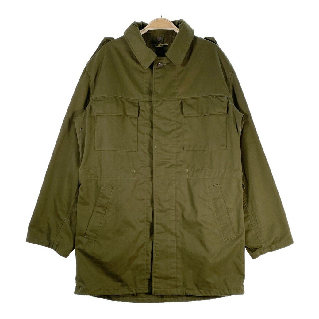 ミリタリージャケット アウター サイズその他 【中古】 ブランド 原産国 不明 タグに「MADE IN ○○」と明記されている場合のみ記載しております。 サイズ・実寸 [サイズ表記]その他 海外規格のため、日本のサイズ感と異なる場合があります。必ず実寸もご確認ください。 [実寸] 肩幅59.5cm身幅57cm着丈88cm袖丈62cm 採寸は平置きで計測しております。スタッフによる手採寸のため誤差がある場合がございますことご了承ください。 取り外し可能部位 なし コンディション [状態ランク]C [状態] 出荷まで ご決済完了を確認後、3営業日程度で出荷いたします。ヤマト運輸もしくは佐川急便での配送となります。沖縄県・離島部を除き、3,980円以上のお買い上げで送料無料となります。沖縄県・離島部への発送の場合は9,800円以上のお買い上げで送料無料となります。 重要事項 古着ですのでキズや汚れ、ヨレ、ボタンやジッパーの破損などがある場合がございます。お買い上げの前に必ず画像や注意書きを全てご確認ください。なお、商品画像は白の背景に一眼レフカメラもしくはiPhoneにて撮影しておりますが、お客様のディスプレイ環境によりお色味が実物と異なる場合がございます。1点物となりますので商品の交換はできません。お客様都合での返品（サイズが合わない、思っていたのと違うなど）はご対応ができかねます。古着であることをご理解の上ご注文くださいませ。 実寸サイズの測り方について ・全て平台に平置きし外寸を測定しております。・人の手で1点1点計測しております。商品によっては0.5〜1cmの誤差が発生してしまう場合がございます。・測定したサイズとお求めになる商品サイズを照らし合わせてお客様がご希望するものをご検討ください。※記載しました実寸は弊社独自で採寸した数値のため、ブランドのサイズ表記と異なる場合がございます。 【肩幅】左右肩先の縫い目から縫い目まで【身幅】左右脇下の縫い目から縫い目まで【着丈】襟ぐり中心から裾までの直線距離【袖丈】肩先から袖先まで【裄丈】後ろ衿ぐり中心から袖裾※肩部分に縫い目・付け根のない服は「裄丈」で計測しております。 【ウエスト】ウエストラインの両脇間（ゴム仕様・伸縮性のあるものは最大値も記載しております。）【股上】ウエスト上端から股下縫い目交差まで(縫い目が十字に交差する部分)【股下】股下縫い目交差から裾まで【ワタリ】股最下部から外側までの直線距離【裾幅】裾部分の幅 状態ランクについて A極めて美品・使用感がほとんどない B美品・目立つ傷や汚れなどがなく比較的綺麗 C良品・わずかな使用感や傷、汚れなど D少々状態が悪い・目立つ傷や使用感、汚れなど E状態が悪い・経年劣化以外の傷や汚れが目立つ