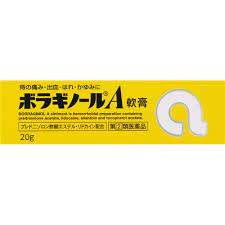 使用期限まで 180日 以上あるものをお送りします。 医薬品販売に関する記載事項 ※パッケージデザイン等は予告なく変更されることがあります。 リスク分類・区分 【第(2)類医薬品】 日本製 商品説明文 ●4種の成分がはたらいて、痔による痛み・出血・はれ・かゆみにすぐれた効果を発揮します。 ・プレドニゾロン酢酸エステルが出血、はれ、かゆみをおさえ、リドカインが痛み、かゆみをしずめます。 ・アラントインが傷の治りをたすけ組織を修復するとともに、ビタミンE酢酸エステルが血液循環を改善し、痔の症状の緩和をたすけます。 ●使いやすさを考え、なめらかですべりのよい油脂性基剤を使用しています。 ・刺激が少なく、油脂性基剤が傷ついた患部を保護します。 ・白色～わずかに黄みをおびた白色の軟膏です。 【効能 効果】 いぼ痔、きれ痔(さけ痔)の痛み、出血、はれ、かゆみの緩和 【用法 用量】 次の量を患部に直接塗布するか、またはガーゼなどにのばして患部に貼付すること。 年齢：1回量：1日使用回数 成人(15歳以上)：適量：1～3回 15才未満：使用しないこと ★用法・用量に関連する注意 (1)肛門部にのみ使用すること。 (2)用法・用量を厳守すること。 ★チューブ穴の開け方 キャップを逆にして、キャップの突起部をチューブの先に強く押し当ててください。 ★軟膏の使用方法 清潔な指に、患部をおおう量の軟膏を取り、そのまま塗布するか、またはガーゼなどにのばして患部に貼付してください。 ★軟膏が硬くて押し出しにくい場合 寒い時期や低温での保管により、軟膏が硬くなった場合は、チューブを手で握ってあたためると軟らかくなります。 【成分】 1g中 はたらき：成分：含量 炎症をおさえ、出血、はれ、かゆみをしずめます。：プレドニゾロン酢酸エステル：0.5mg 局所の痛み、かゆみをしずめます。：リドカイン：30mg 傷の治りをたすけ、組織を修復します。：アラントイン：10mg 末梢の血液循環をよくし、うっ血の改善をたすけます。：ビタミンE酢酸エステル(トコフェロール酢酸エステル)：25mg 添加物：白色ワセリン、中鎖脂肪酸トリグリセリド、モノステアリン酸グリセリン 【注意事項】 ★使用上の注意 ・してはいけないこと (守らないと現在の症状が悪化したり、副作用が起こりやすくなる) 1.次の人は使用しないこと (1)本剤または本剤の成分によりアレルギー症状を起こしたことがある人。 (2)患部が化膿している人。 2.長期連用しないこと ・相談すること 1.次の人は使用前に医師、薬剤師または登録販売者に相談すること (1)医師の治療を受けている人。 (2)妊婦または妊娠していると思われる人。 (3)薬などによりアレルギー症状を起こしたことがある人。 2.使用後、次の症状があらわれた場合は副作用の可能性があるので、直ちに使用を中止し、添付文書を持って医師、薬剤師または登録販売者に相談すること (関係部位：症状) 皮膚：発疹・発赤、かゆみ、はれ その他：刺激感、化膿 3.10日間位使用しても症状がよくならない場合は使用を中止し、添付文書を持って医師、薬剤師または登録販売者に相談すること ★保管及び取扱い上の注意 (1)直射日光の当たらない涼しい所に密栓して保管すること。 (2)小児の手の届かない所に保管すること。 (3)他の容器に入れ替えないこと(誤用の原因になったり品質が変わる)。 (4)使用期限を過ぎた製品は使用しないこと。 (5)本剤は油脂性の軟膏であるため、衣類などに付着すると取れにくくなることがあるので注意すること。 (6)チューブを繰り返し折り曲げないこと(破れの原因となる)。 【発売元、製造元、輸入元又は販売元】 天藤製薬株式会社「お客様相談係」 〒560-0082 大阪府豊中市新千里東町一丁目5番3号 0120-932-904 受付時間9：00～17：00(土、日、休、祝日を除く) 文責：（有）古市健康薬局　登録販売者　辻村安司 広告文責：（有）古市健康薬局 TEL 072-956-4113