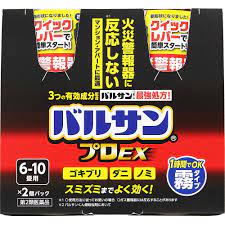 ※パッケージデザイン等は予告なく変更されることがあります。 リスク分類・区分 【第2類医薬品】 日本製 商品説明 ●ボタンを押すだけの簡単始動 ●ミクロの霧でスミズミまでよく効く ●3つの有効成分配合 【効能・効果】 ゴキブリ，イエダニ，ノミ，トコジラミ（ナンキンムシ），屋内塵性ダニ類の駆除 【使用上の注意】 ■してはいけないこと （守らないと副作用・事故などが起こりやすくなります。） （1）病人，妊婦，小児は薬剤（霧）に触れないようにしてください。 （2）人体に向けて噴射しないでください。霧を直接吸入しないでください。万一吸い込んだ場合，咳き込み，のど痛，頭痛，気分不快等を生じることがあります。 （3）退出後，必ず1時間以上経過してから入室してください。換気のために入室する際，刺激に敏感な方は薬剤を吸い込むと咳き込み，呼吸が苦しくなることがあります。必ず，タオルなどで口や鼻を押さえて薬剤を吸い込まないようにしてください。 （4）霧が出始めたら部屋の外に出て，所定時間（1時間）以上経過しないうちに入室しないでください。霧が流入する可能性があるので，密閉性の低い隣室にはいないようにしてください。 （5）使用後には充分に換気してから中に入ってください。 （6）本品の噴射時にくん煙剤を同じ部屋で同時使用しないでください。引火，爆発の恐れがあります。 （7）マッチやライターなどで火をつけないでください。 ■相談すること （1）霧を吸って万一身体に異常を感じたときは，できるだけこの説明文書を持って直ちに本品がオキサジアゾール系殺虫剤とピレスロイド系殺虫剤の混合剤であることを医師に告げて，診療を受けてください。 （2）今までに薬や化粧品等によるアレルギー症状（発疹・発赤，かゆみ，かぶれなど）を起こしたことのある人は，使用前に医師又は薬剤師に相談してください。 [効能関連注意] ■その他の注意 （1）定められた使用方法，使用量を厳守してください。 （2）本品は可燃性ガスを使用しているので，火気には充分注意し，ガス湯沸器や内釜式浴槽の種火，ヒーター等は必ず消し，ガスの元栓は閉めてください。 （3）集合住宅等の集中管理方式のガス警報器の場合は，住宅管理者に連絡して使用してください。また，ガス警報器は噴射ガスに反応することがあります。警報器に覆いなどをした場合には，絶対にとり忘れないようにして，必ず元に戻してください。 （4）食品，食器，おもちゃ，飼料，寝具，衣類，貴金属，仏壇仏具，美術品，楽器，書物，はく製，毛皮，光学機器などに直接霧が触れないようにしてください。また，ペット，観賞魚，植物は部屋の外に出してください。 （5）精密機器（テレビ，パソコン，オーディオ製品，ゲーム機など）にはカバーをかけ，ブルーレイディスク，DVD，CD，MD，フロッピーディスク，磁気テープなどは直接霧に触れるとまれに障害を起こすことがあるので，専用ケースに収納してください。大型コンピューターのある所では使用しないでください。 （6）プラスチック製品や家具等は直接霧がかかるとシミや変色の原因となることがあるので，本品から1.5m以上離すか，ビニールシート，新聞紙等で全体を覆ってください。 （7）本品は床面中央に置き，必ず立てた状態で使用してください。 （8）ボタンを押すと同時に上方へ薬剤が噴射するので，顔を近づけないように注意してください。 （9）皮膚に対して弱い刺激性があるので，薬剤が皮膚についた場合は石けんと水で充分に洗ってください。 　また，目に入った場合は直ちに水でよく洗い流してください。 （10）食器等に直接薬剤がかかった場合は水で洗い流してから使用してください。 （11）自動車内では使用しないでください。 【用法・用量】 46.5g：6-10畳（10-17m2）に1個，約1分半噴射。 93g：12-20畳（20-33m2）に1個，約3分噴射。 噴射後1時間又はそれ以上部屋を閉め切る。 駆除終了後は充分に換気 【成分分量】 成分(46.5g中) メトキサジアゾン ( C17532 ) 1g フェノトリン ( D08357 ) 0.5g d,d-T-シフェノトリン ( D01511 ) 0.13g [添加物] 炭酸プロピレン エタノール 香料 DME 【保管及び取扱い上の注意】 保管及び取り扱いに関する注意 （1）飲食物，食器及び飼料などと区別し，火気や直射日光を避け，小児の手の届かない温度の低い場所に保管してください。 （2）缶が錆びるとガス漏れの原因となるので，水回りや湿気の多い場所に置かないでください。 （3）暖房器具（ファンヒーター等）の周囲は，温度が上がり破裂する危険があるので置かないでください。 （4）捨てる際には，火気のない戸外でボタンを押してガスが抜けていることを確認してください。 （5）使用後の容器は，各自治体の廃棄方法に従い捨ててください。 その他 火気厳禁 警報器に覆いをした場合は必ず取り外す （1回使い切りタイプ） ■使用方法　必ずご使用前にお読みください ■使用前に準備すること （1）部屋（窓や換気口など）を閉め切り，害虫の隠れ場所となる戸棚，引き出し，押入れなどを開放する。なお，食品，食器，おもちゃ，寝具，衣類，仏壇仏具などは直接霧が触れないように，ビニールシートや新聞紙でカバーをするか，部屋の外に出す。 　※ガス湯沸器や内釜式浴槽の種火やヒーター等は必ず消し，ガスの元栓は閉めてください。 （2）霧が触れないようにテレビ，パソコン，オーディオ製品などの精密機器やピアノなどの楽器にはカバーをする。ディスクやテープ類は付属のケースに入れる。 （3）ペット類や観賞魚，植物などは部屋の外に出す。 （4）ガス警報器，ガスと火災の両方を感知する複合型警報器には反応することがあるので，袋などで覆う。 　ガス警報器，複合型警報器の取扱いについては，付属の説明書をよく読みご使用ください。 　■使用後は必ず元に戻してください 　■ガスを感知する警報器の見分け方 　「交換期限表示ラベル」がある警報器はガスを感知するタイプです。 ■バルサンプロEXノンスモーク霧タイプを始める （1）部屋の床面のほぼ中央に本品を置き，火災警報器に直接かからない方向に噴射口を向ける 　※容器を横倒しに置いたり，手に持って使用しないでください。 （2）ボタンを指でカチッと音がして固定される位置まで押し込む。 　※●顔を近づけないように注意してください。 　　●マッチやライターなどで火をつけないでください。 （3）霧が出始めたら部屋の外に出て，1時間またはそれ以上，そのまま部屋を閉め切る。 ■使用後に行うこと （1）所定時間部屋を閉め切った後，霧を吸い込まないようにして窓や扉を開放し，充分に換気してから中に入る。 （2）部屋の床は駆除した害虫を除去するため，掃除機をかける。 （3）食器などが霧に触れた場合は，水洗いしてから使う。 （4）使用後の容器は，各自治体の廃棄方法に従って捨てる。 ※屋内塵性ダニ類は死骸もアレルギーの原因になると言われています。 　バルサンをした後，畳・カーペットのダニは掃除機をかけ取り除きましょう。 　寝具類のダニ退治には，天日干し後，入念に掃除機をかけるか，クリーニングをおすすめします。 ■お部屋を閉め切る時間 ゴキブリ，イエダニ，ノミ，トコジラミ（ナンキンムシ），屋内塵性ダニ類の駆除：1時間またはそれ以上 【お問い合わせ先】 レック株式会社 〒104-0031 東京都中央区京橋2-1-3 電話：03-6661-9941 平日 9:00 - 16:00 文責：（有）古市健康薬局　登録販売者　辻村安司 広告文責：（有）古市健康薬局 TEL 072-956-4113