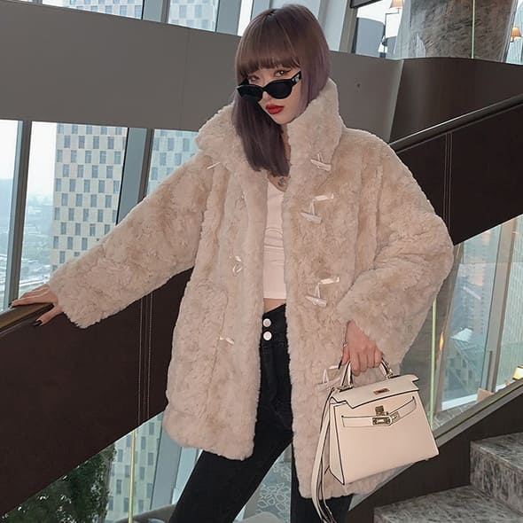 カラーライトベージュ、ホワイトサイズ ・Sサイズ 着丈73　肩幅70　バスト150　袖丈46　袖口30 ・Mサイズ 着丈74　肩幅71　バスト154　袖丈47　袖口31 ※数値はすべてcm単位となります。 ※測り方によって1-2cmの誤差が生じる場合が御座います。 商品・納期について 【商品について】 ★サイズ表記は目安です。若干の誤差がある場合がございます。 ★モデルに使用している小物、アクセサリ等は商品内容に含まれません。 ★お手持ちの携帯やパソコン画面により若干商品のお色に誤差が御座いますのでご了承ください。 ★表記されていますサイズは買い付け先の生産表記ですが、現地の方の測り方によりましては 1〜3cmほど誤差が有る場合も御座いますのでご了承ください。 ★ノーブランド商品には商品タグや洗濯表記が無い場合も御座いますので予めご理解下さい。 【納期について】 ★輸入商品のためお客様のお手元にお届けするまでには2〜3週間かかりますが、 お手元に届くまでしっかりサポートさせて頂きますのでご安心ください。 【返品について】 ★サイズ交換、お色交換などの返品・交換は行っておりませんのでお買い求めの際は サイズ・お色などは十分にお確かめください。 ★海外製品は日本のものに比べて縫製が粗い場合がございます。 糸の始末が悪い、ファスナーが上がりにくい、 ボタンやビーズの付け方が甘いということは海外基準では返品対象となりませんので ご理解お願い申し上げます。